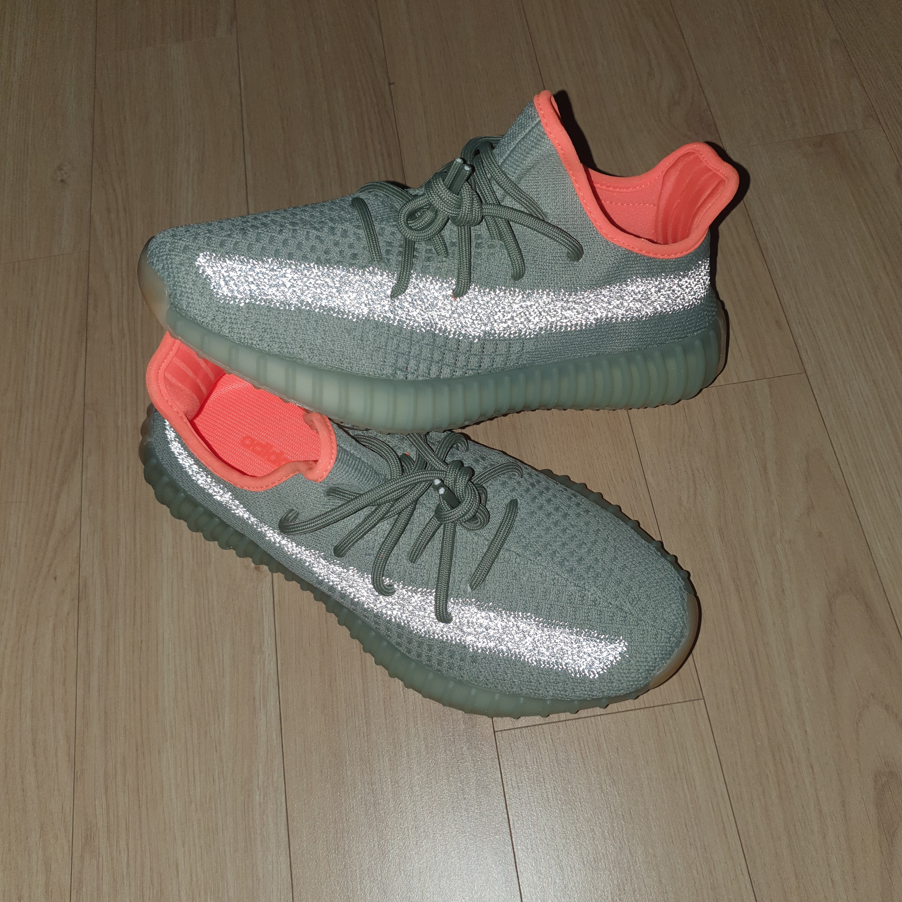 Adidas Yeezy Boost 350 V2 Desert Sage, Adidas Yeezy Boost 700 Magnet 착용 스타일 - 2