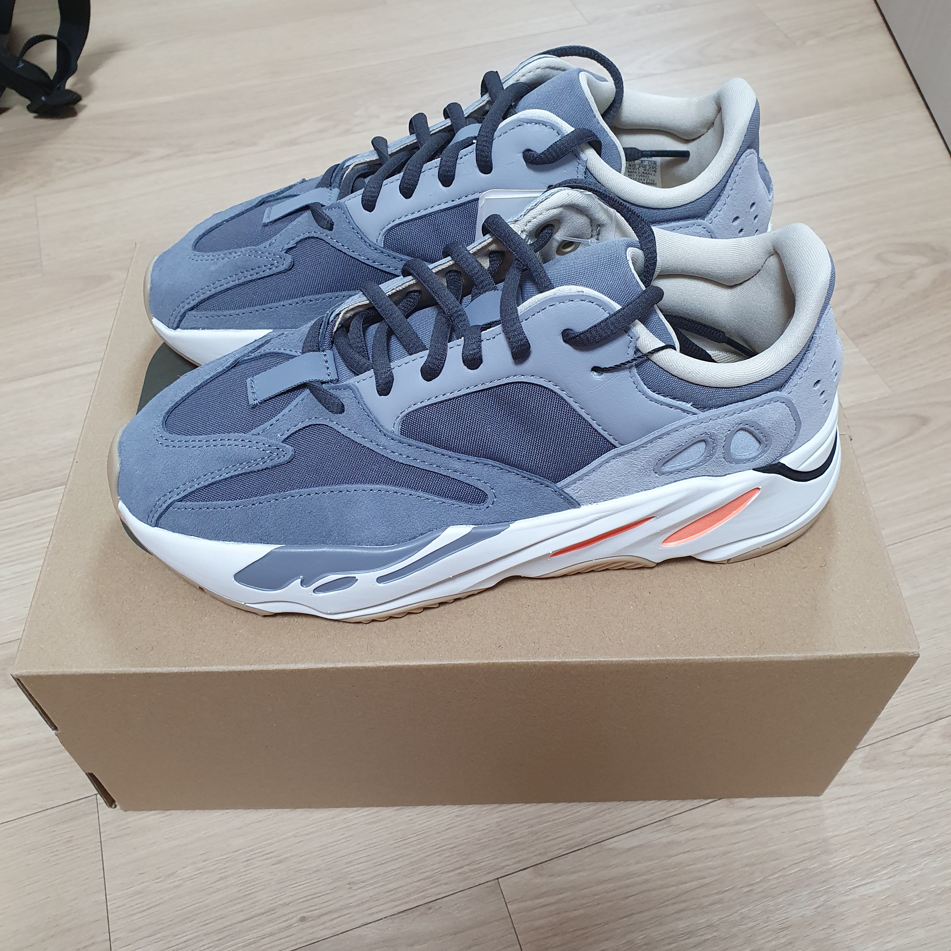 Adidas Yeezy Boost 350 V2 Desert Sage, Adidas Yeezy Boost 700 Magnet 착용 스타일 - 5
