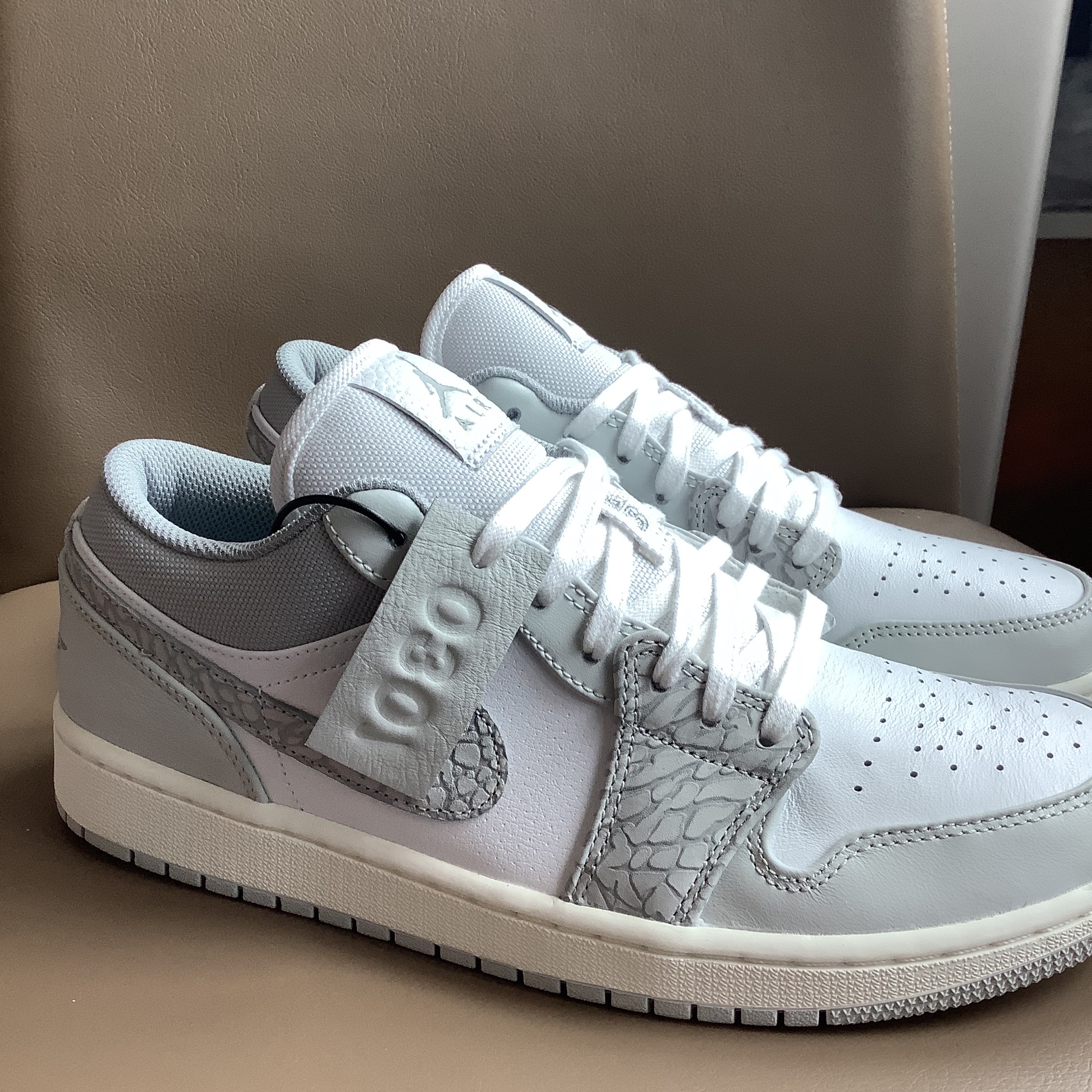 Jordan 1 Low PRM Elephant Print 착용 스타일 - 2