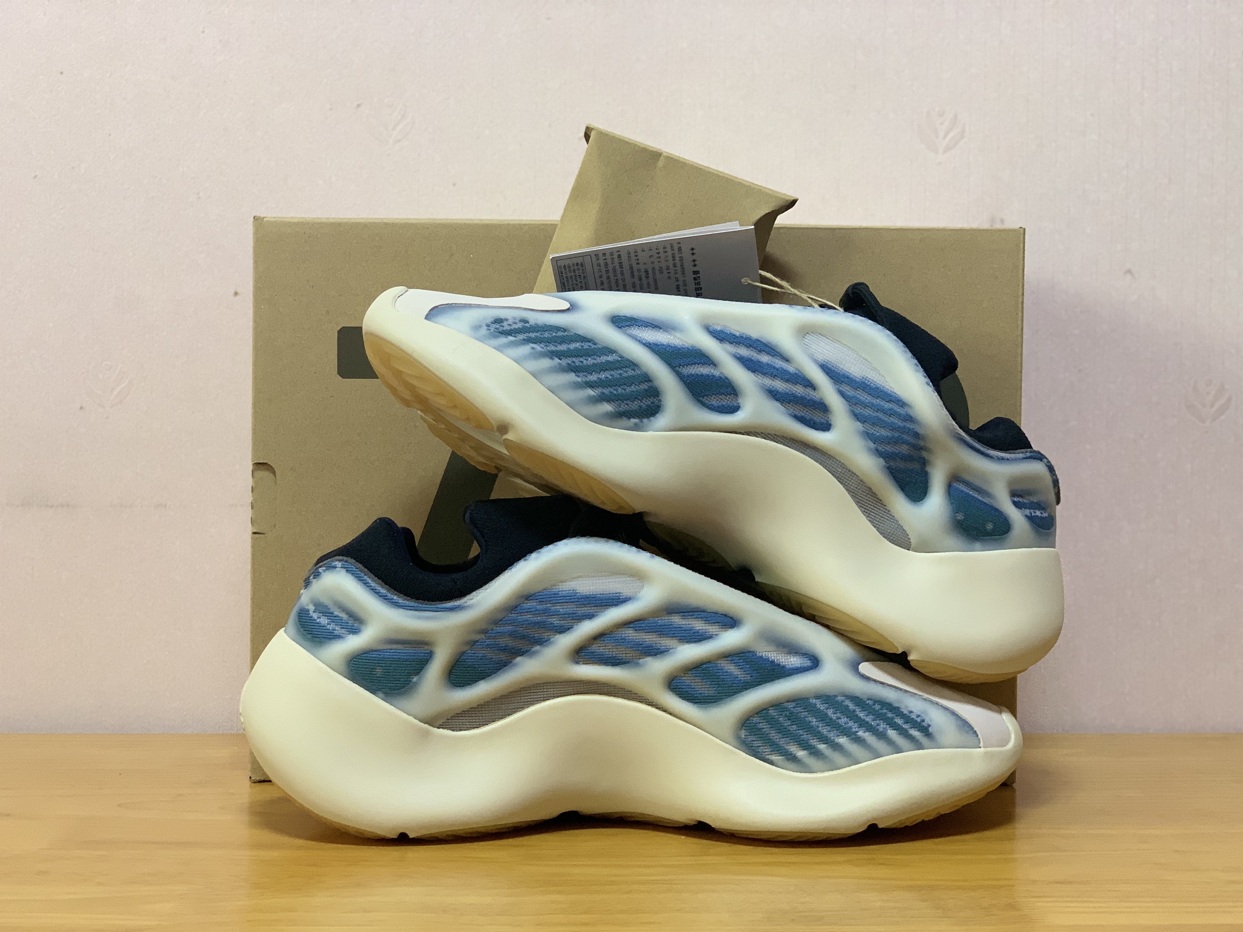 Adidas Yeezy 700 V3 Kyanite 착용 스타일 - 1