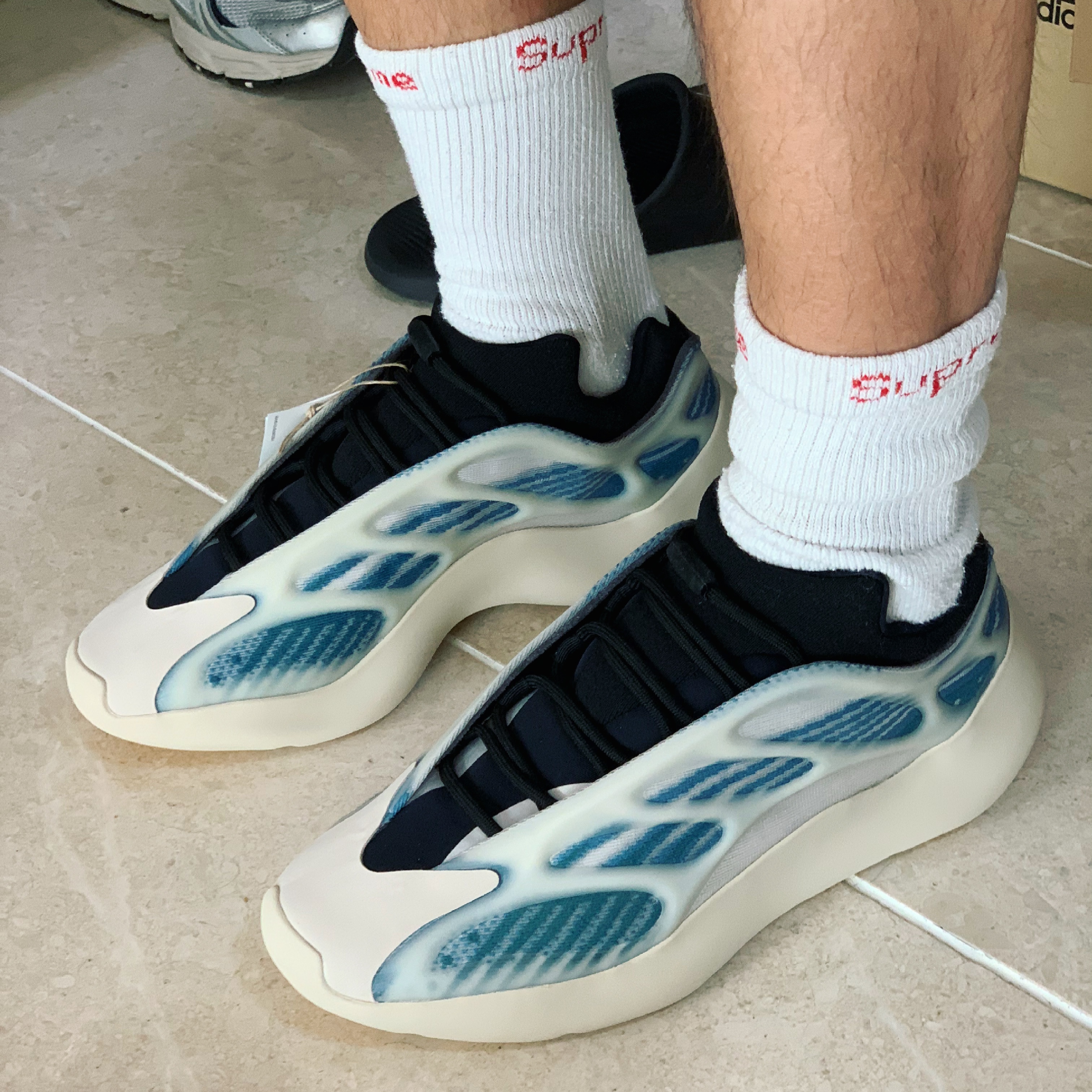 Nike x Cactus Plant Flea Market Long Sleeve Polo Natural - US/EU, Adidas Yeezy 700 V3 Kyanite 착용 스타일 - 3