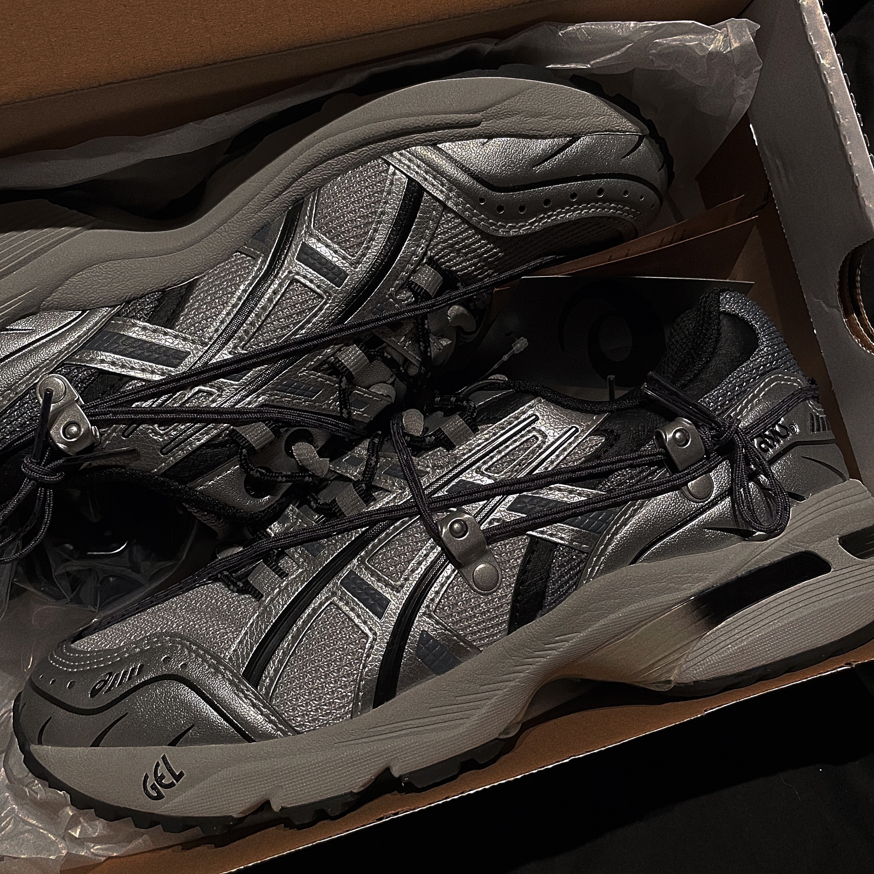 Asics x Andersson Bell Gel-1090 Glacier Grey Silver, Asics x Andersson Bell Gel-1090 Black Silver 착용 스타일