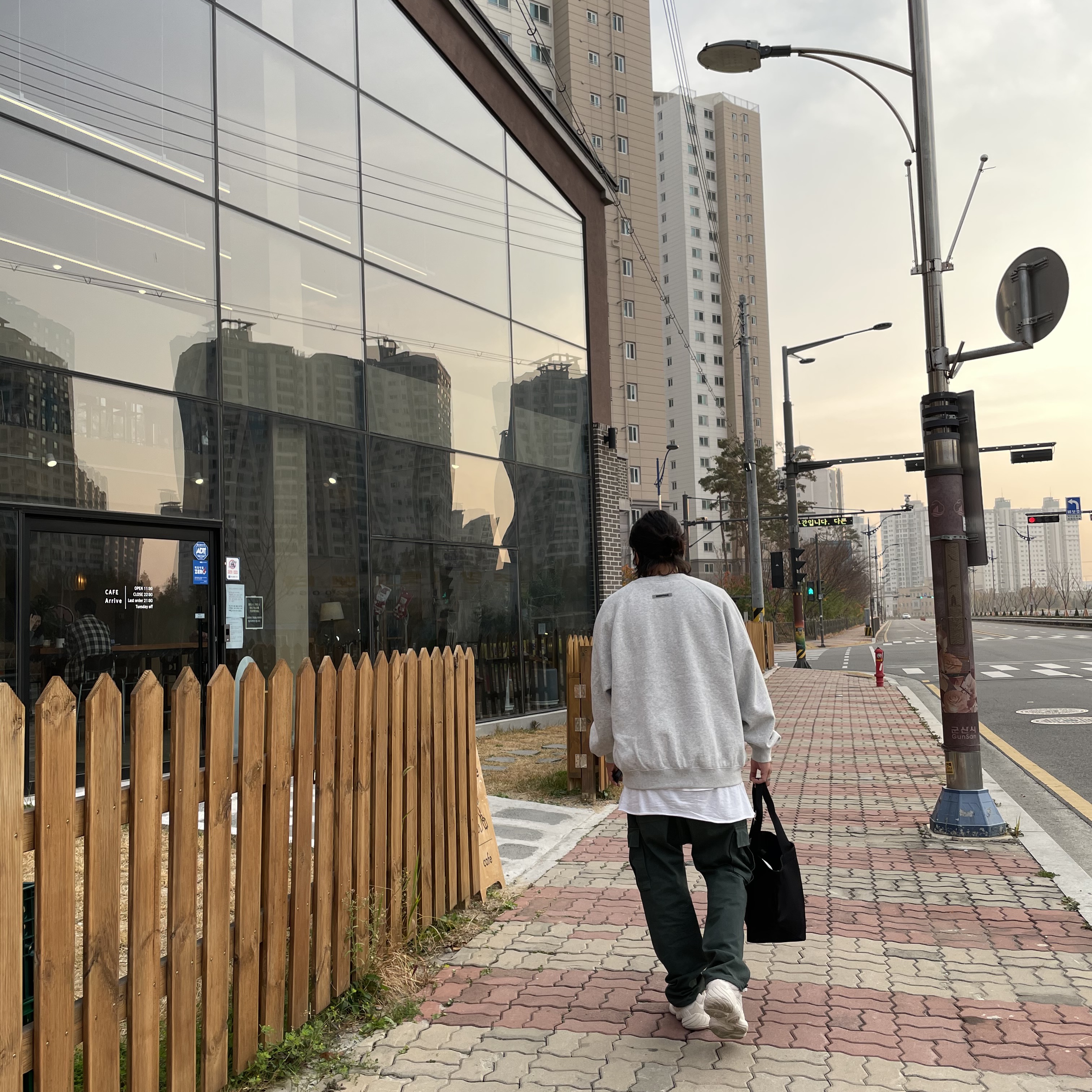 Adidas Yeezy 500 Blush 2018, Essentials 3D Silicon Applique Crewneck Heather Oatmeal/Dark Heather Oatmeal - 20FW 착용 스타일