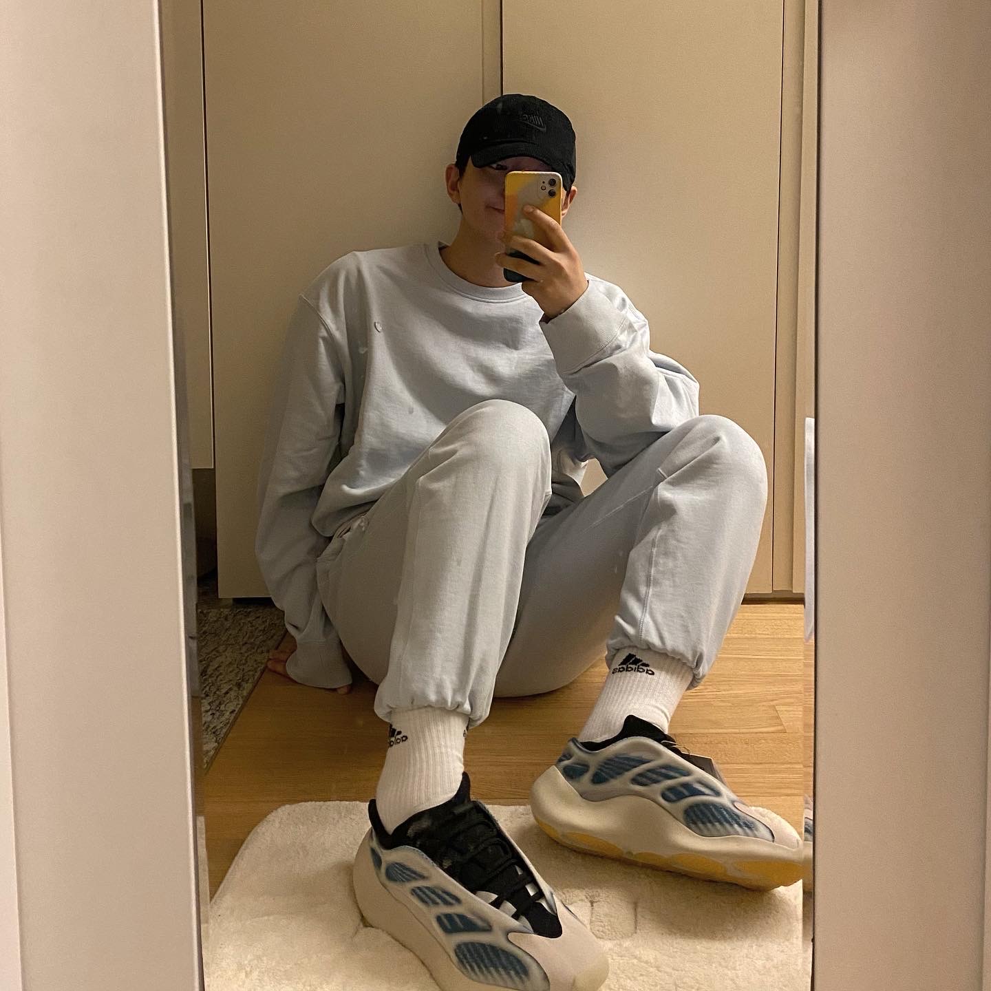 Adidas Yeezy 700 V3 Kyanite 착용 스타일