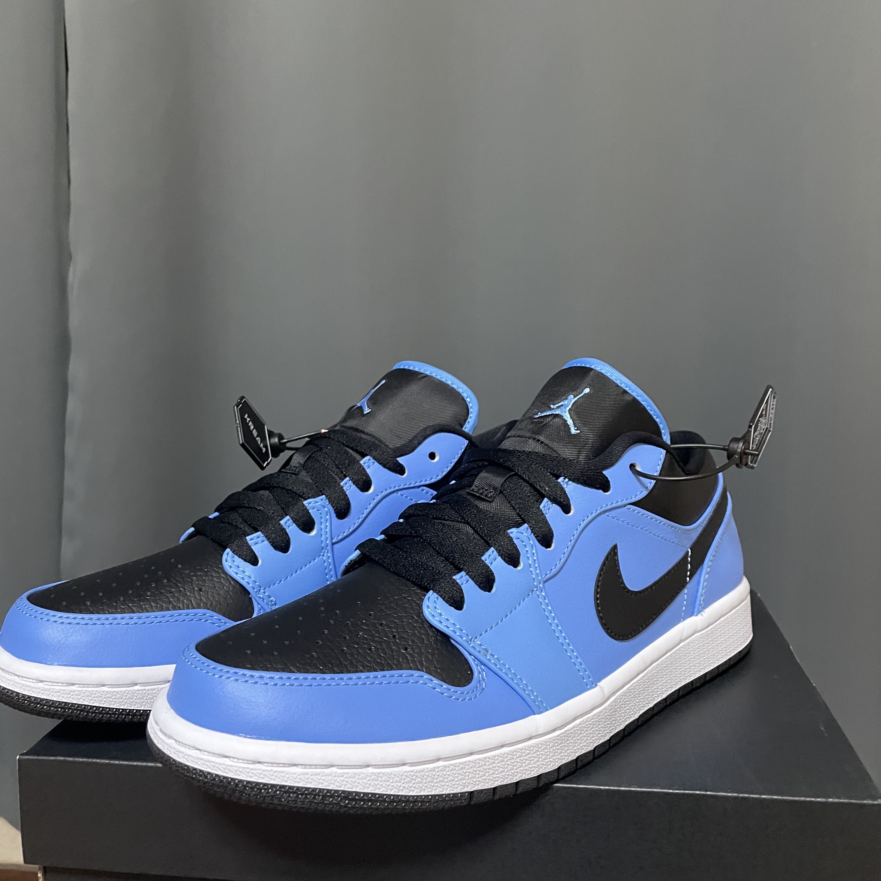 Jordan 1 Low University Blue Black 착용 스타일 - 1
