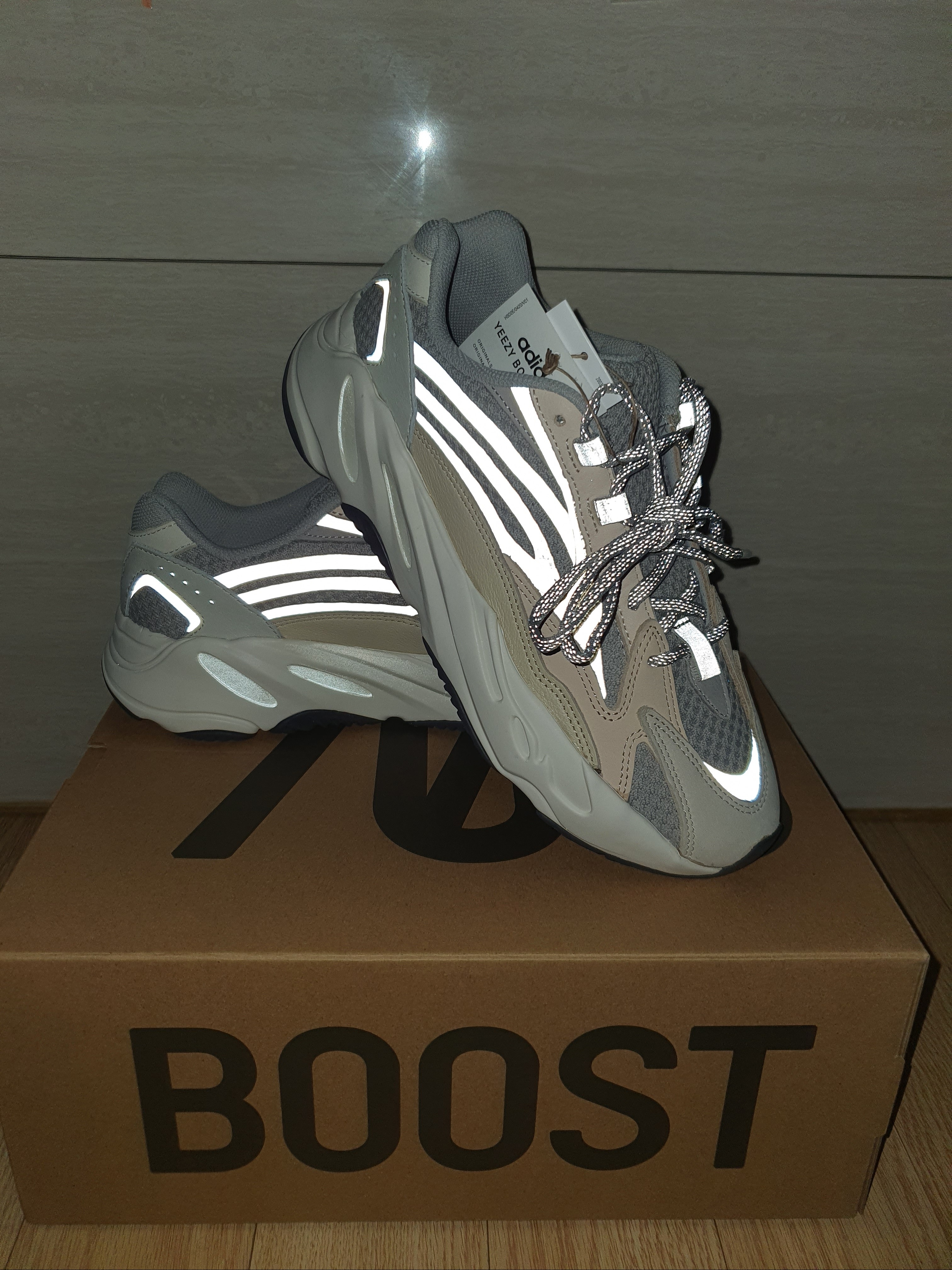 Adidas Yeezy Boost 700 V2 Cream 착용 스타일 - 2