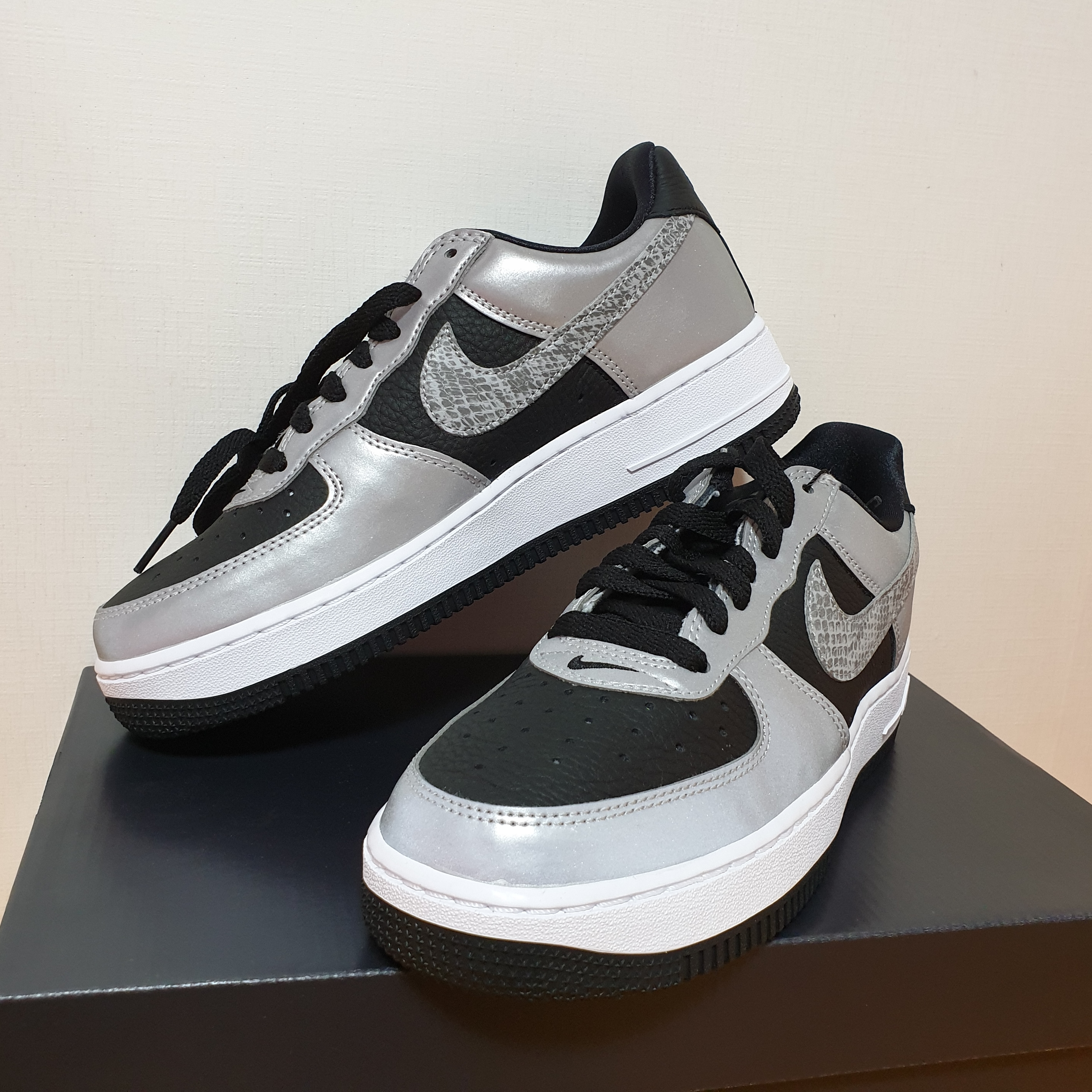 Nike Air Force 1 B Silver Snake 착용 스타일 - 5