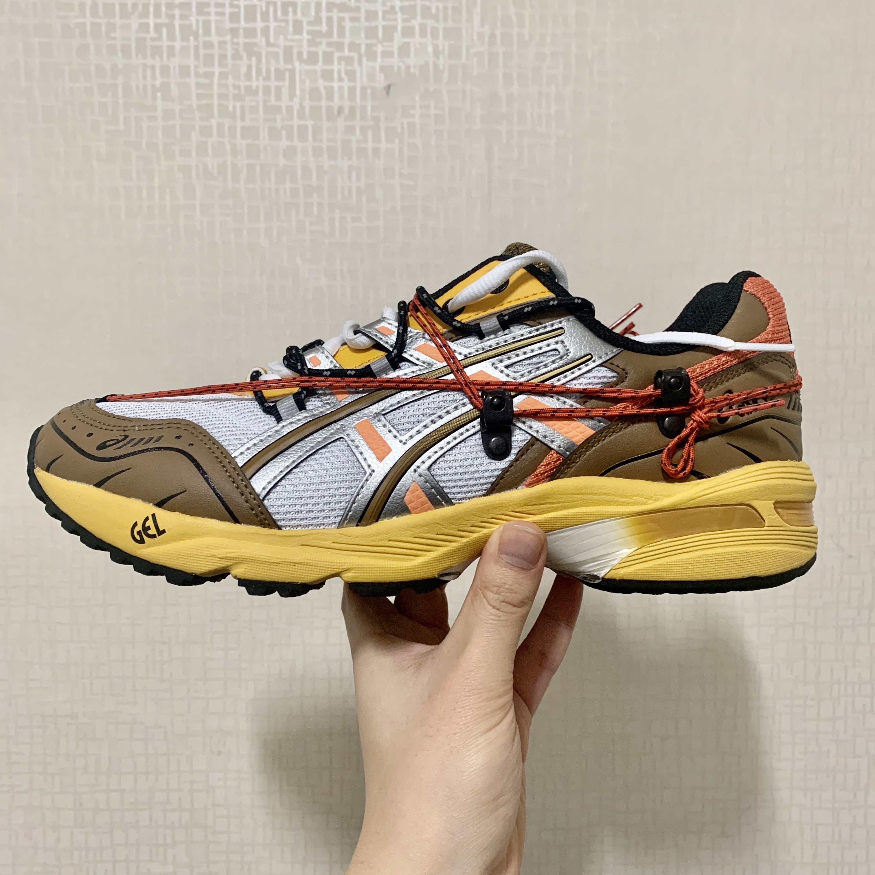 Asics x Andersson Bell Gel-1090 White Orange 착용 스타일 - 5