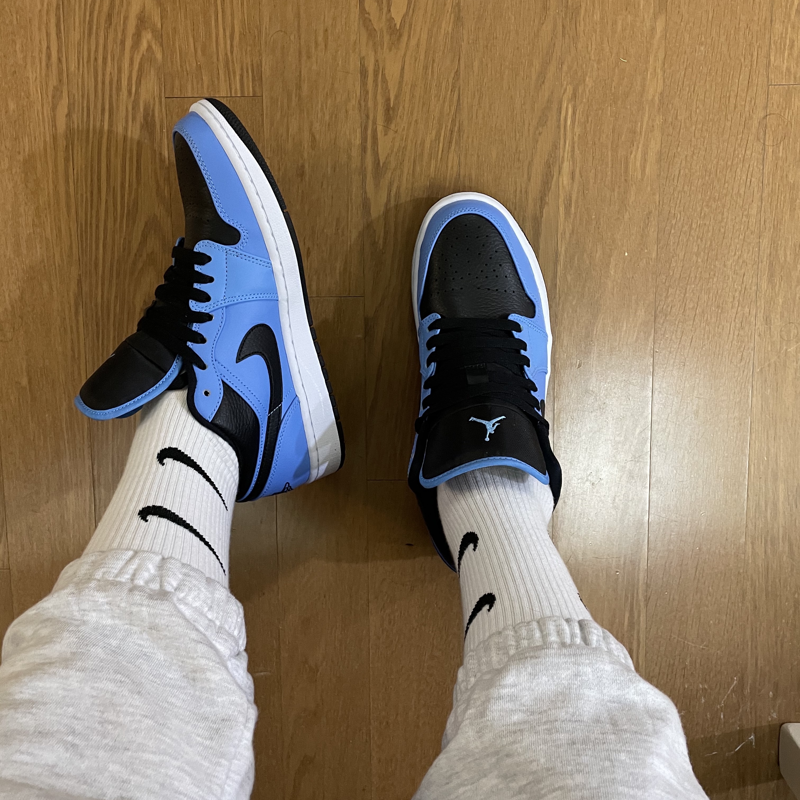 Jordan 1 Low University Blue Black 착용 스타일 - 3