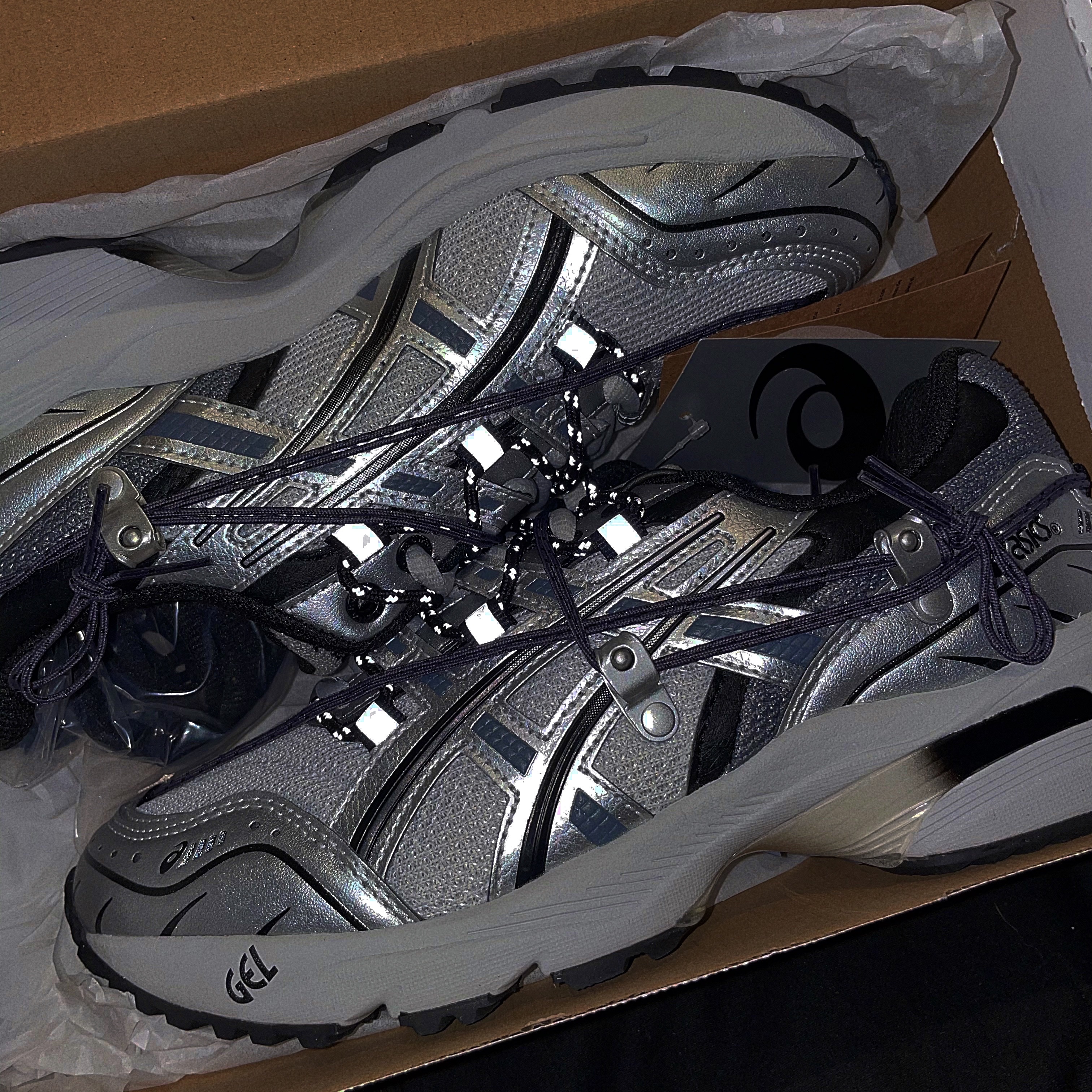 Asics x Andersson Bell Gel-1090 Glacier Grey Silver, Asics x Andersson Bell Gel-1090 Black Silver 착용 스타일