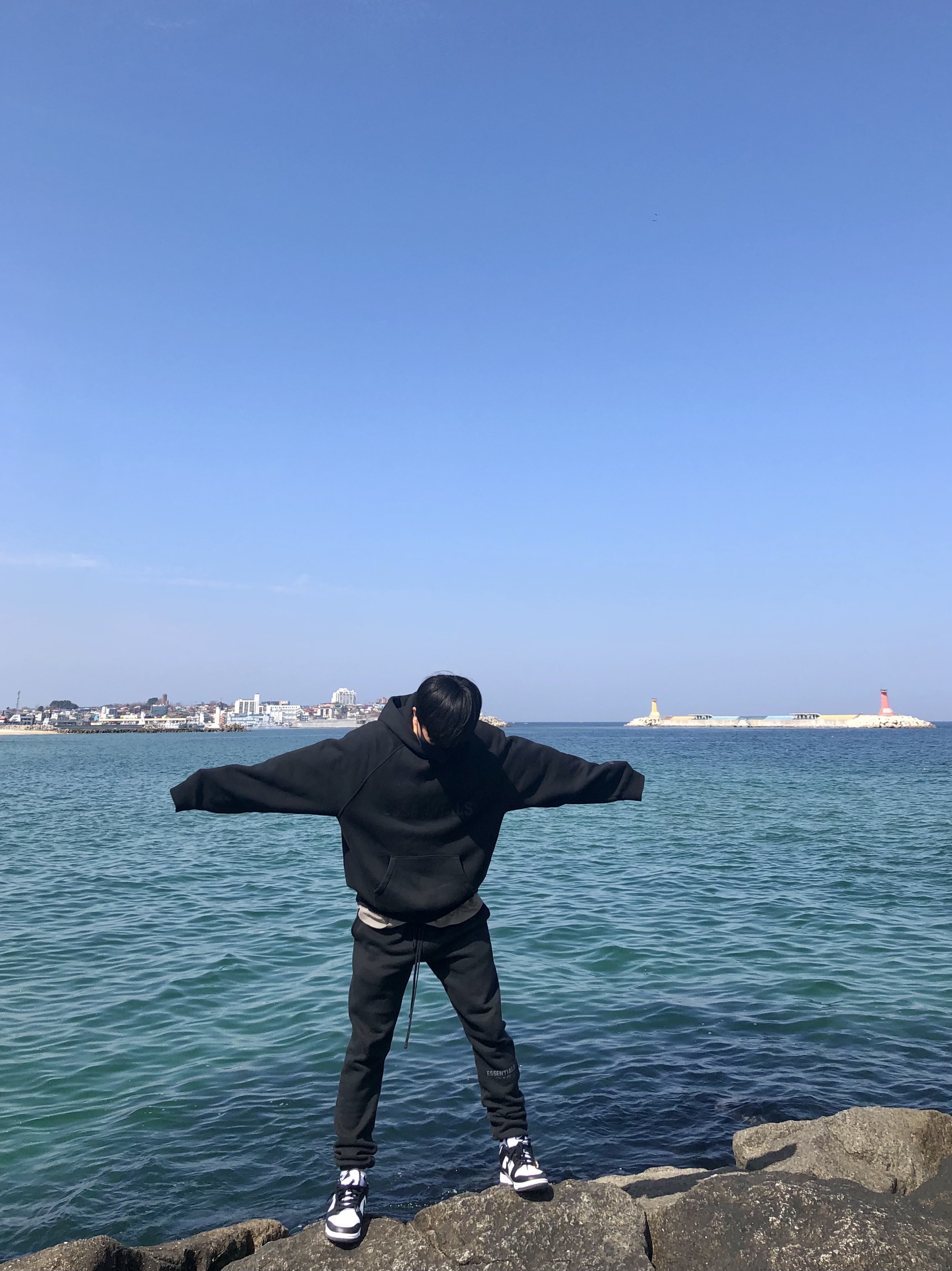 Essentials 3D Silicon Applique Pullover Hoodie Dark Slate/Black 2020, Essentials Sweatpants Dark Slate/Black 2020 착용 스타일