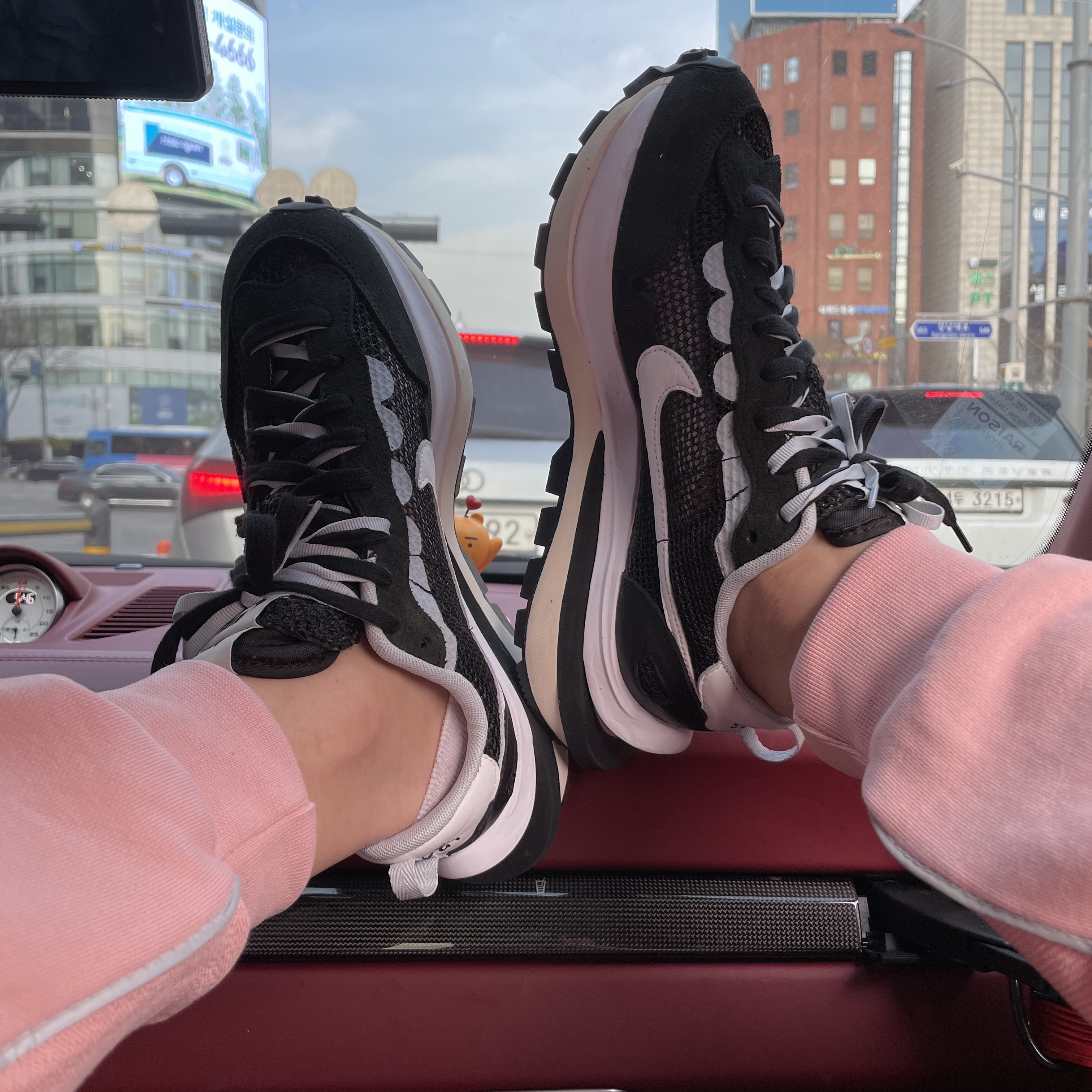 Nike x Sacai VaporWaffle Black White 착용 스타일
