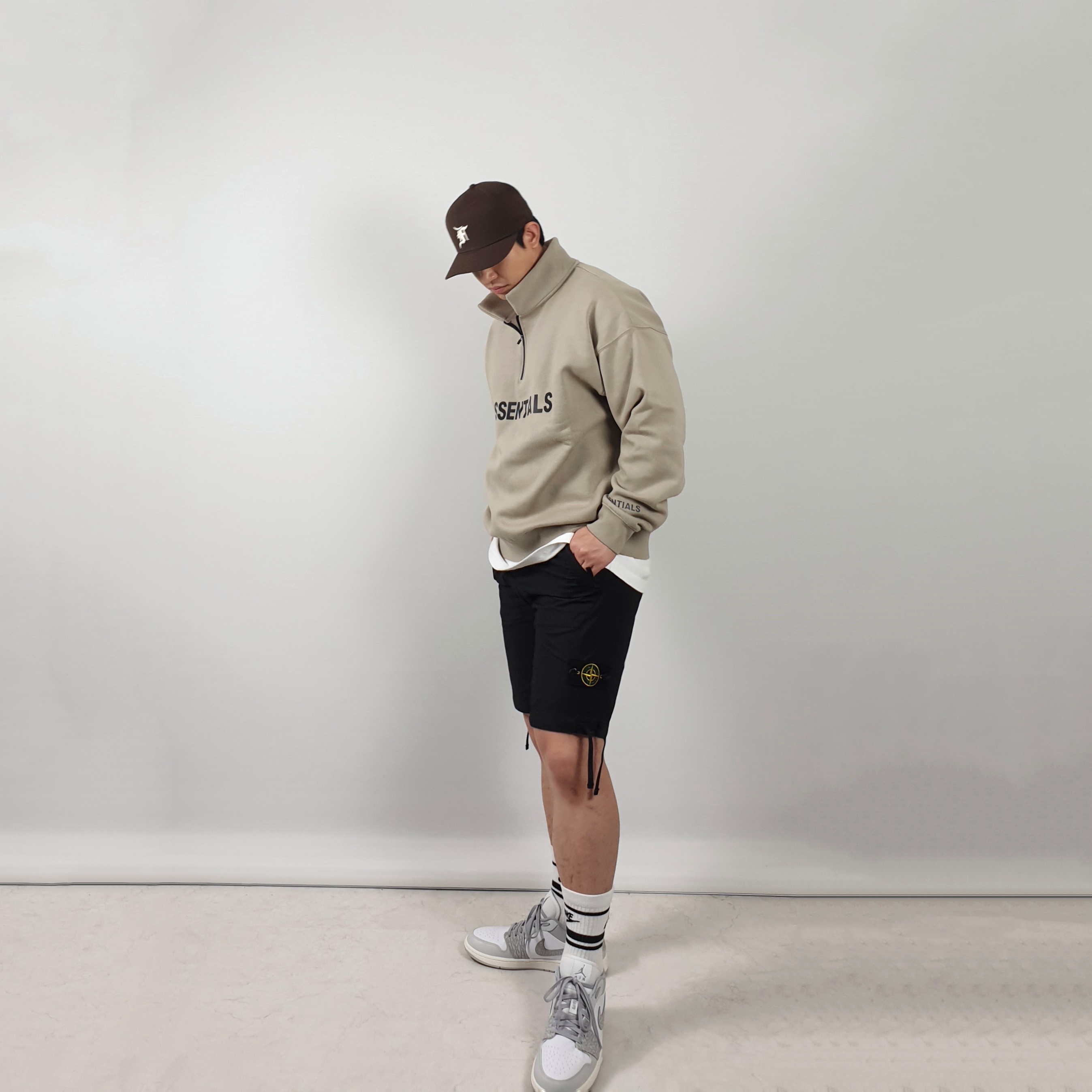 Essentials Half-Zip Pullover Olive - 20FW, Jordan 1 Low PRM Elephant Print 착용 스타일