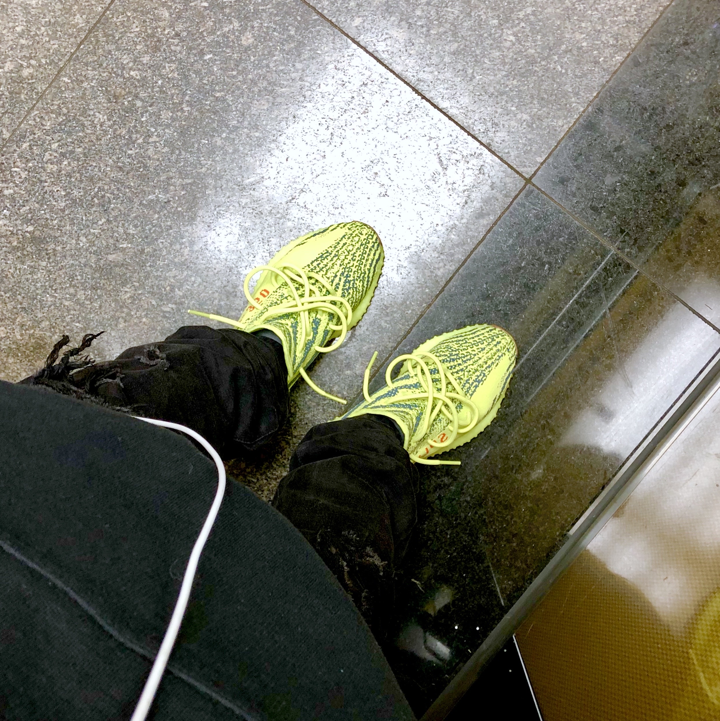 Adidas Yeezy Boost 350 V2 Semi Frozen Yellow 착용 스타일