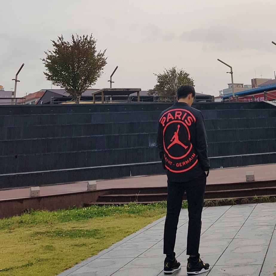 Jordan 4 Retro Royalty, Jordan x Paris Saint-Germain Coach Jacket Black White 착용 스타일
