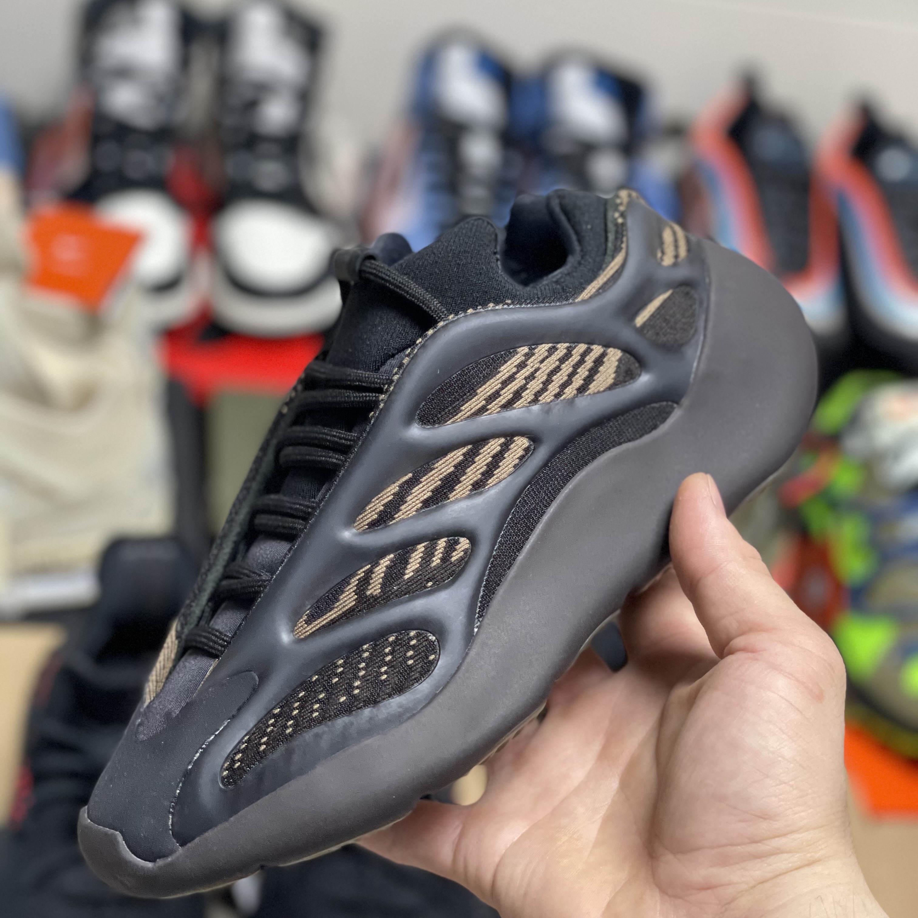 Adidas Yeezy 700 V3 Clay Brown 착용 스타일
