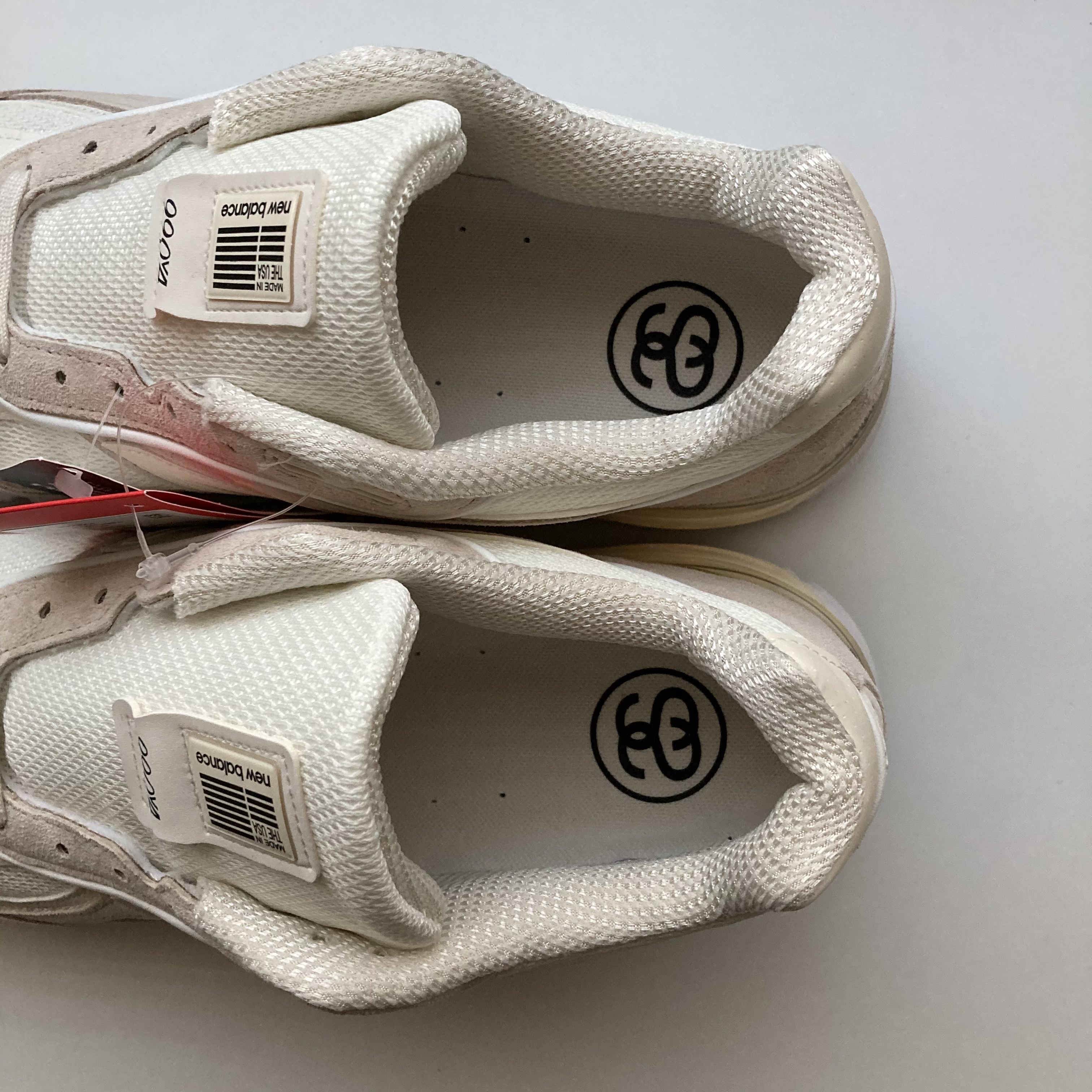 New Balance x Stussy 990v4 Made in USA Cream 착용 스타일 - 1