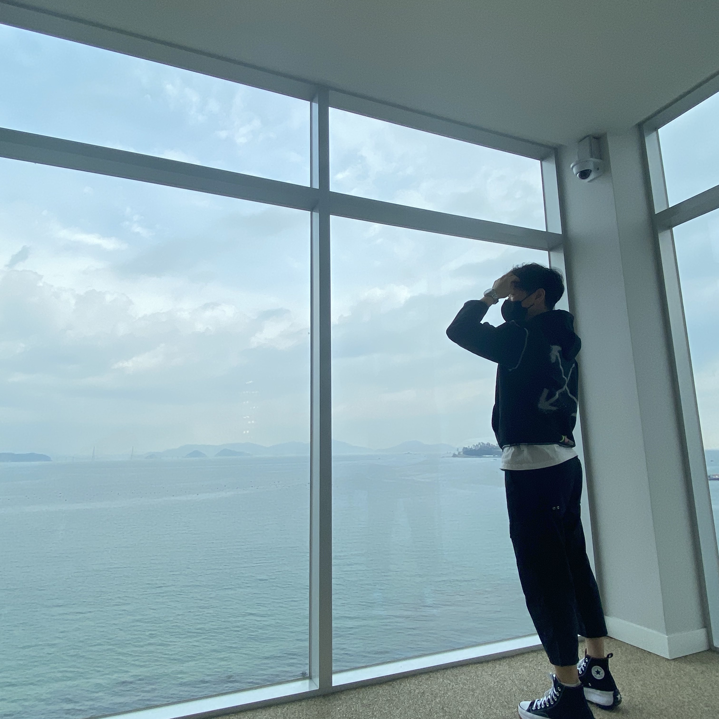 Nike x Off-White NRG RU Hoodie, Converse Run Star Hike Hi Black White Gum 착용 스타일