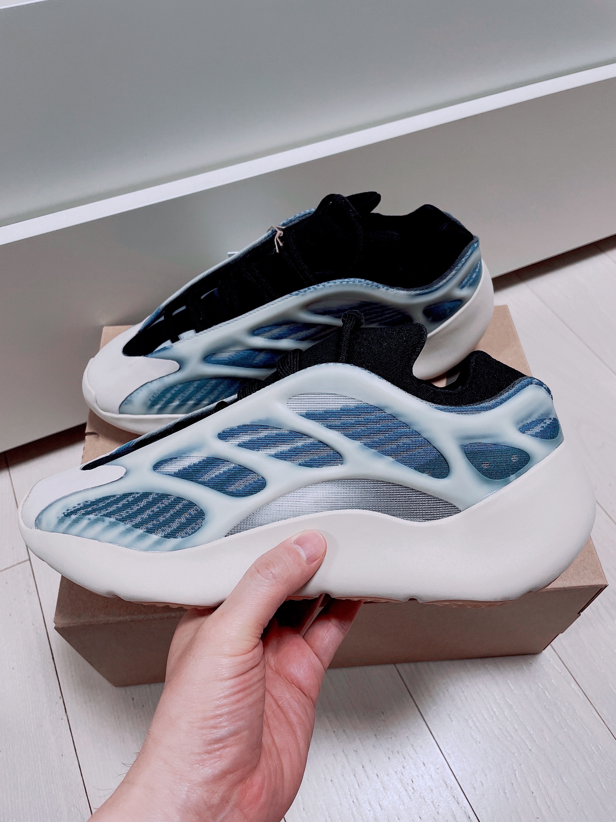 Adidas Yeezy 700 V3 Kyanite 착용 스타일