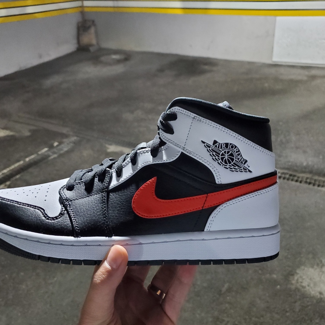 Jordan 1 Mid Black Chile Red 착용 스타일