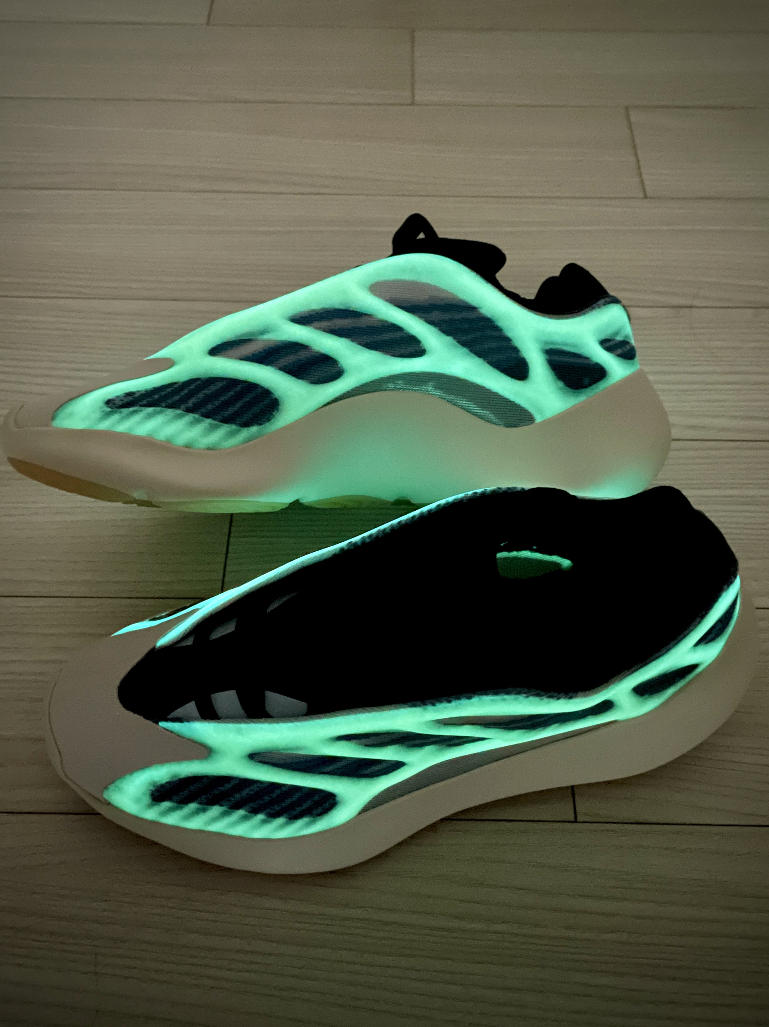 Adidas Yeezy 700 V3 Kyanite 착용 스타일 - 2