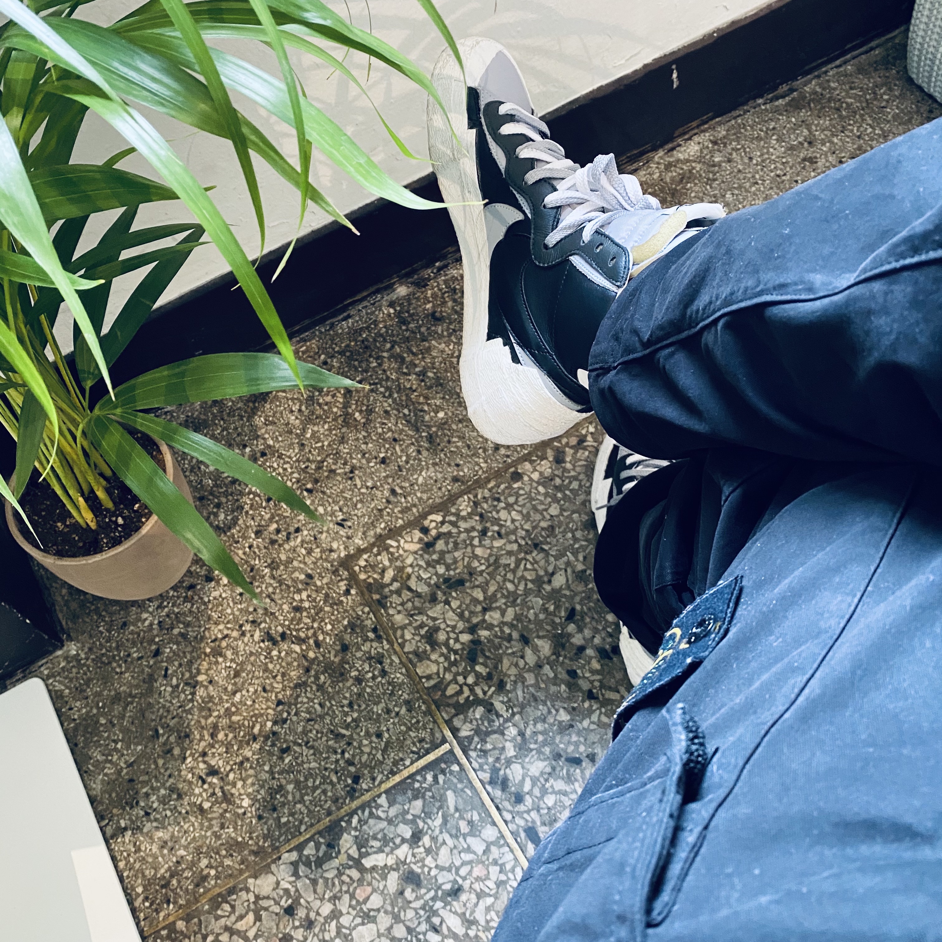 Nike x Sacai Blazer Mid Black Grey 착용 스타일 - 2