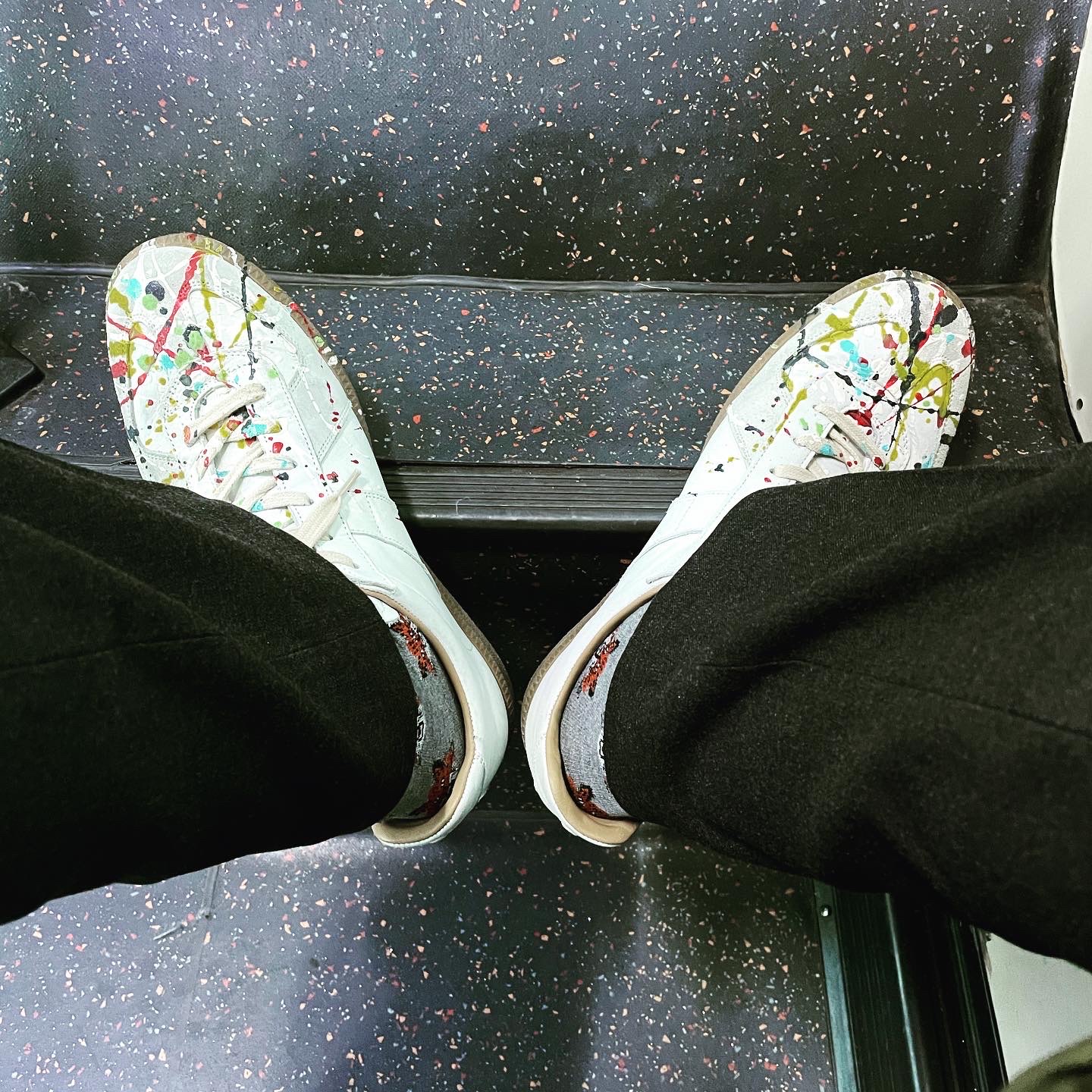 Maison Margiela Replica Paint Drop Sneakers 착용 스타일
