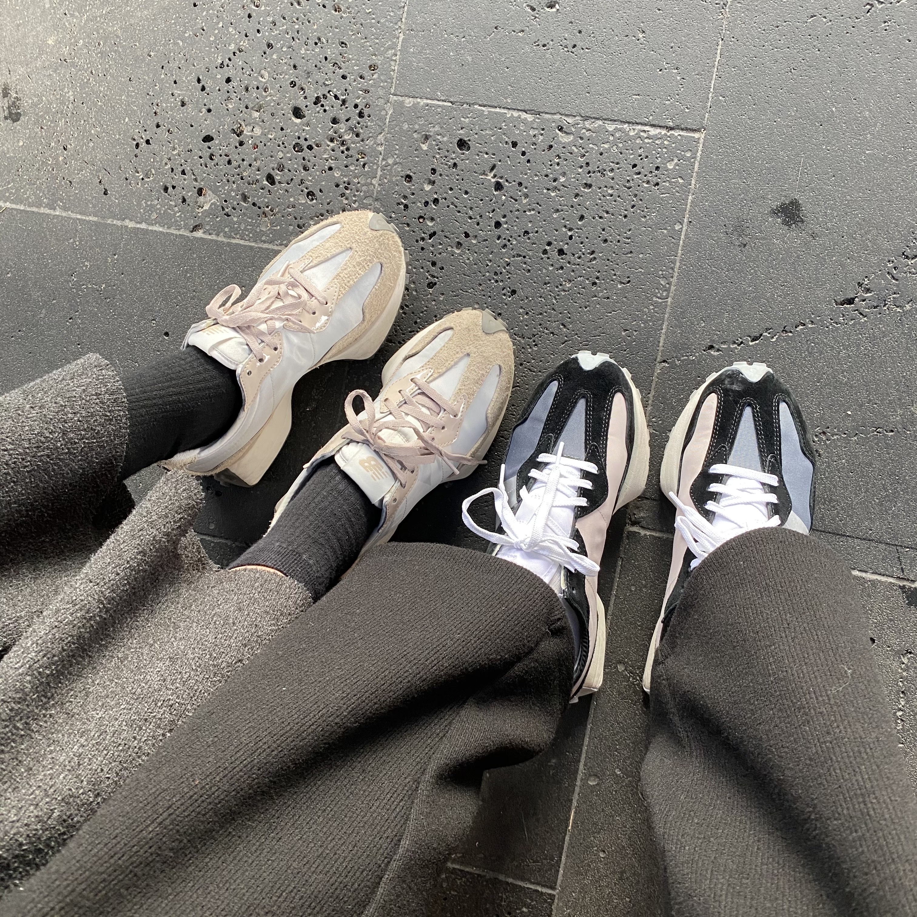(W) New Balance 327 Grey Beige, (W) New Balance 327 Black 착용 스타일