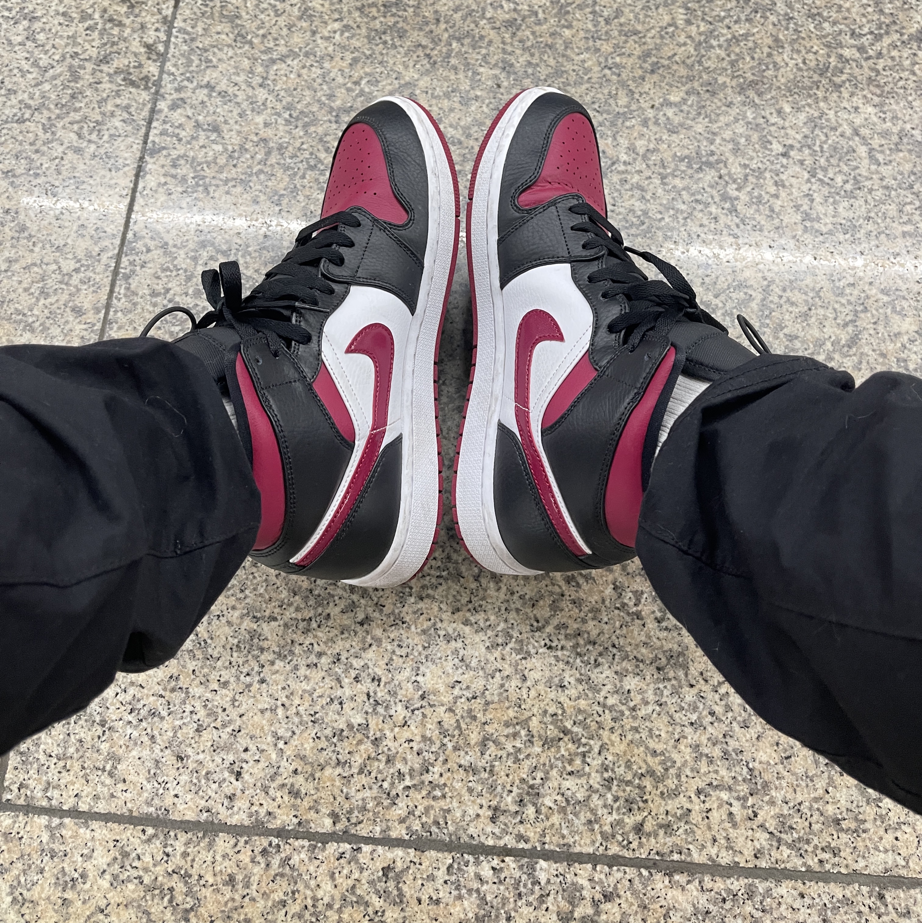 Jordan 1 Mid Bred Toe Noble Red 착용 스타일