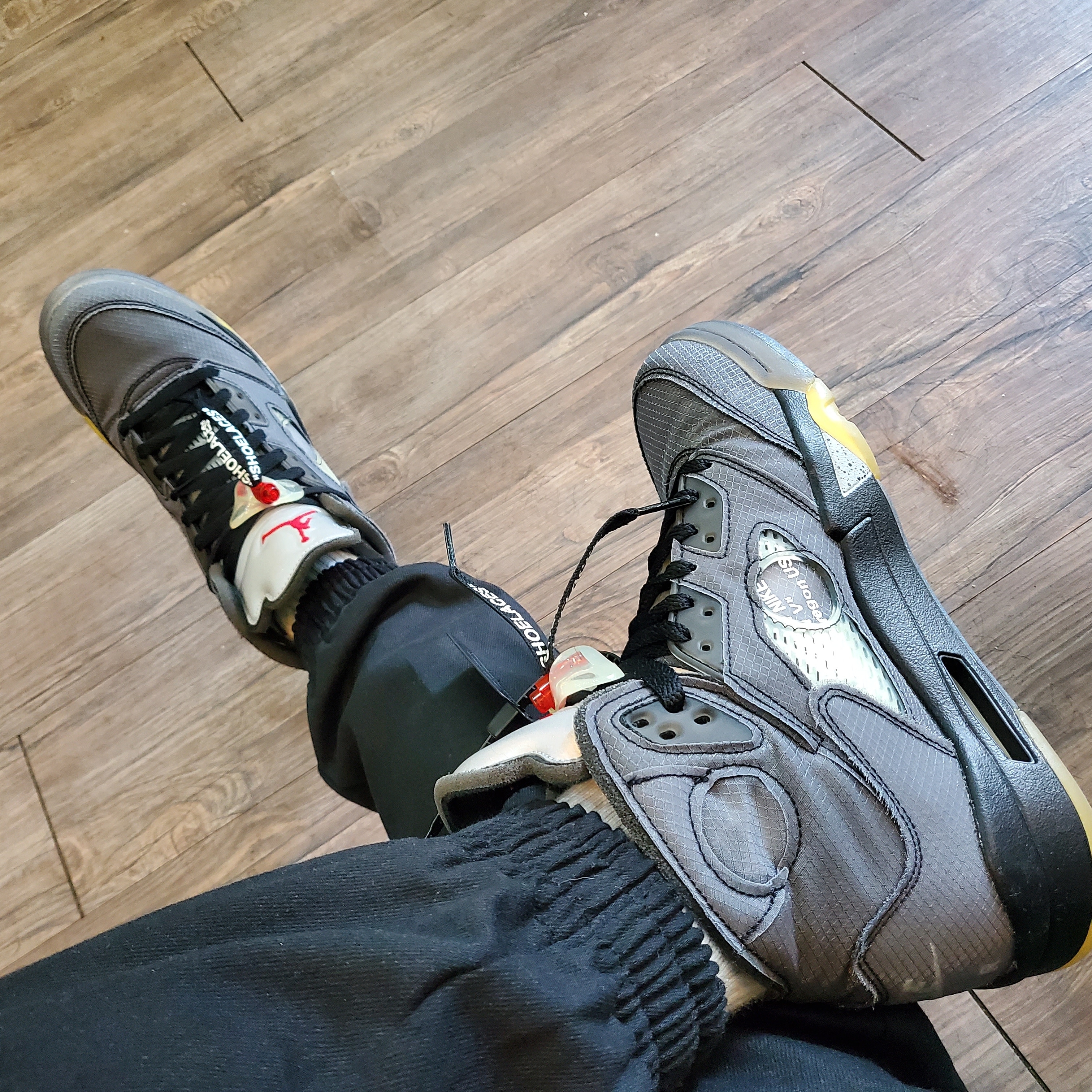Jordan 5 x Off-White Retro SP Black Muslin, Nike x Kasina Dunk Low 80's Bus 착용 스타일 - 1