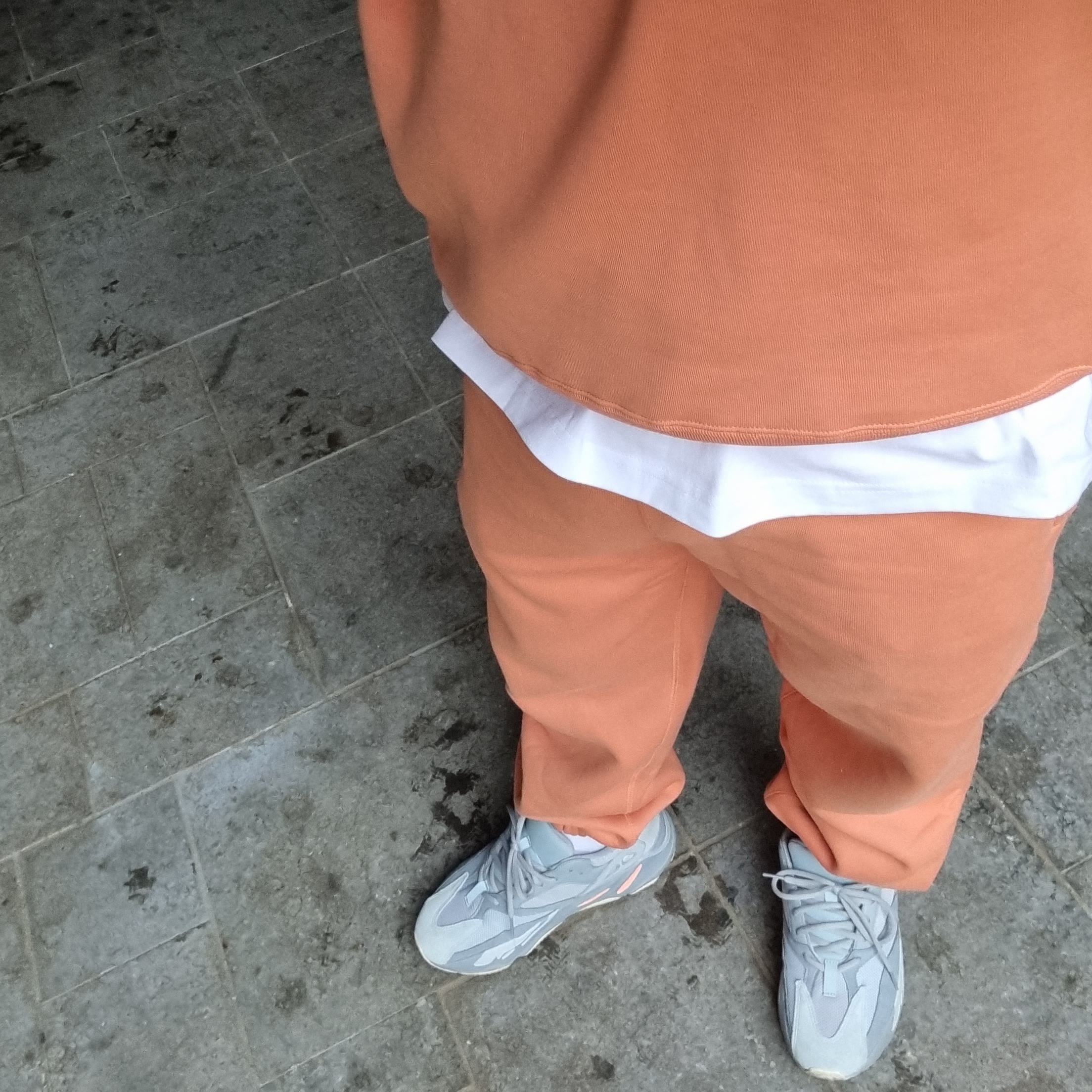 Adidas Yeezy Boost 700 Inertia, (W) Nike NRG Solo Swoosh Fleece Pants Healing Orange - Asia 착용 스타일