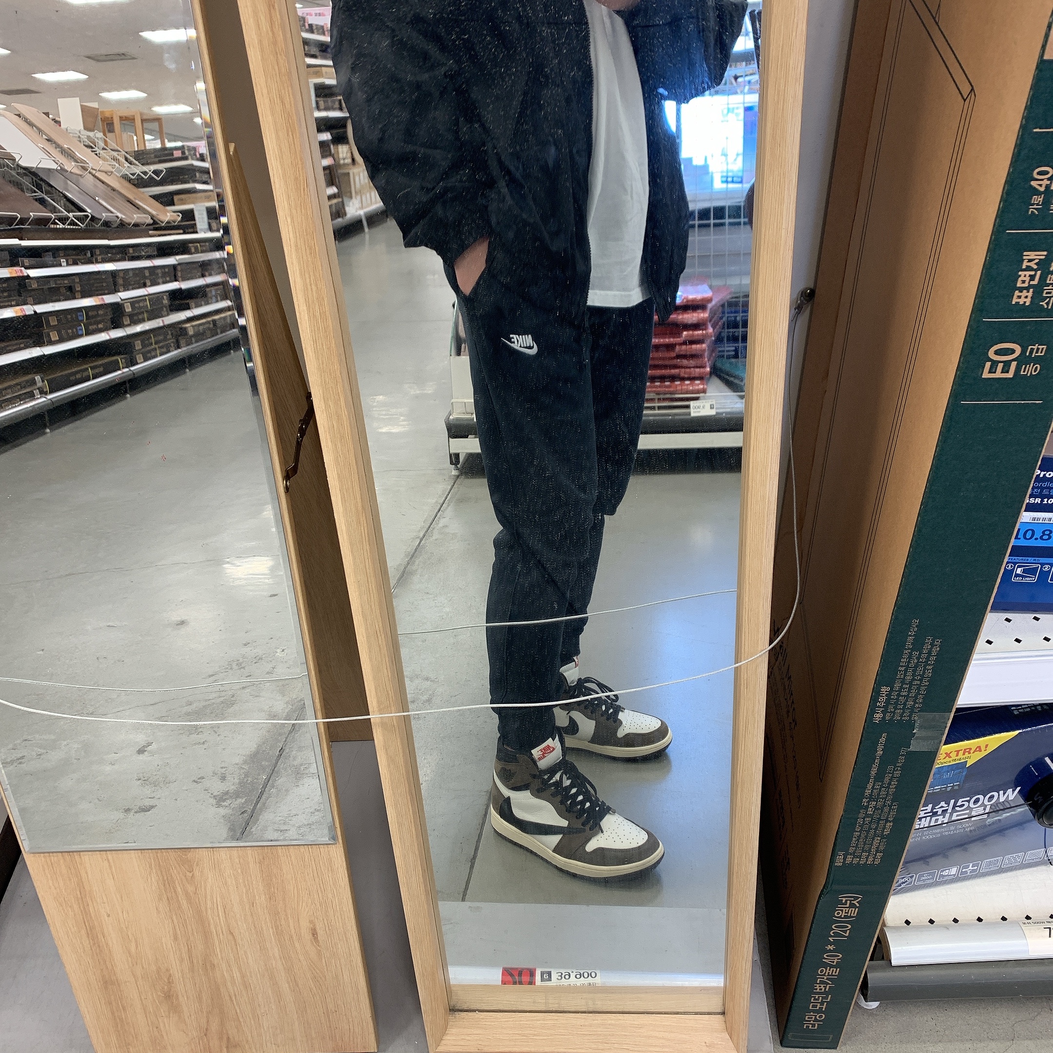 Jordan 1 x Travis Scott Retro High OG SP Mocha, Nike M NRG Track Jacket Black 착용 스타일