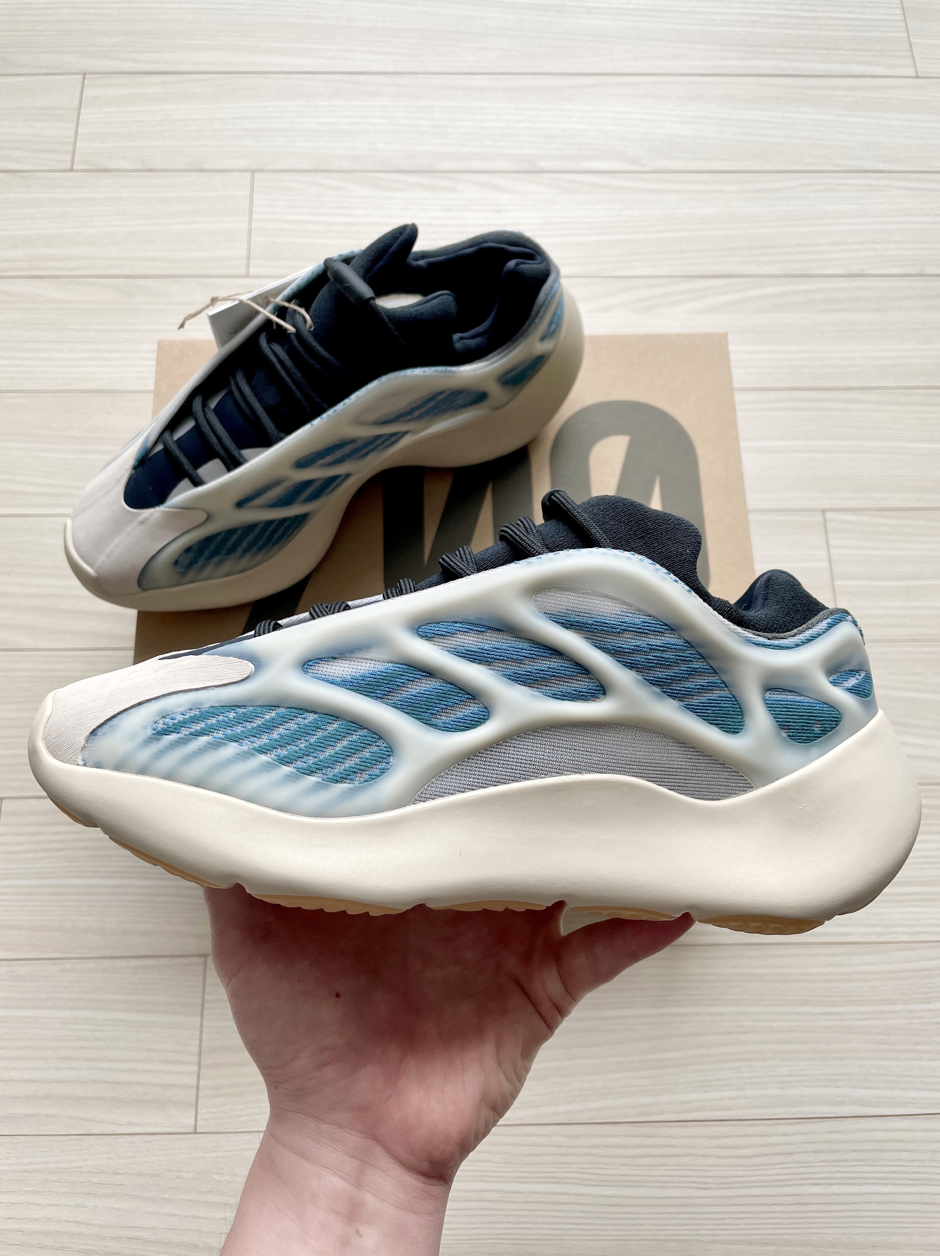 Adidas Yeezy 700 V3 Kyanite 착용 스타일 - 1