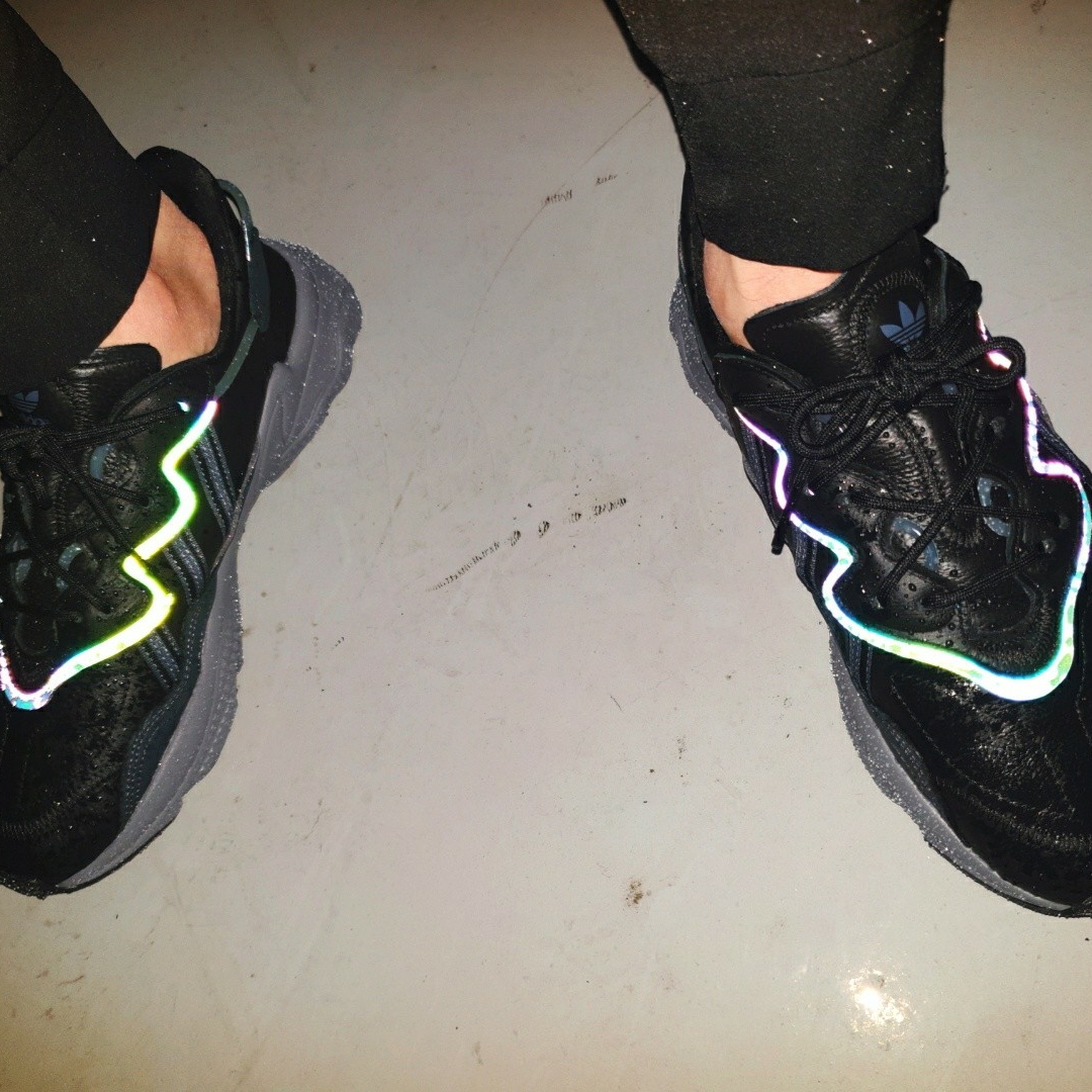 Adidas Ozweego Core Black 착용 스타일 - 4