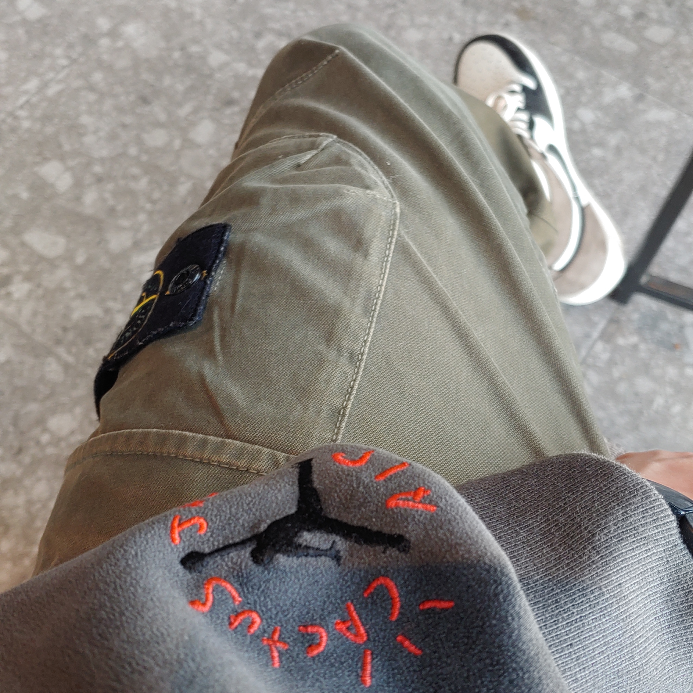 Jordan x Travis Scott Washed Suede Hoodie Grey, Jordan 1 Retro High OG Black Mocha 착용 스타일