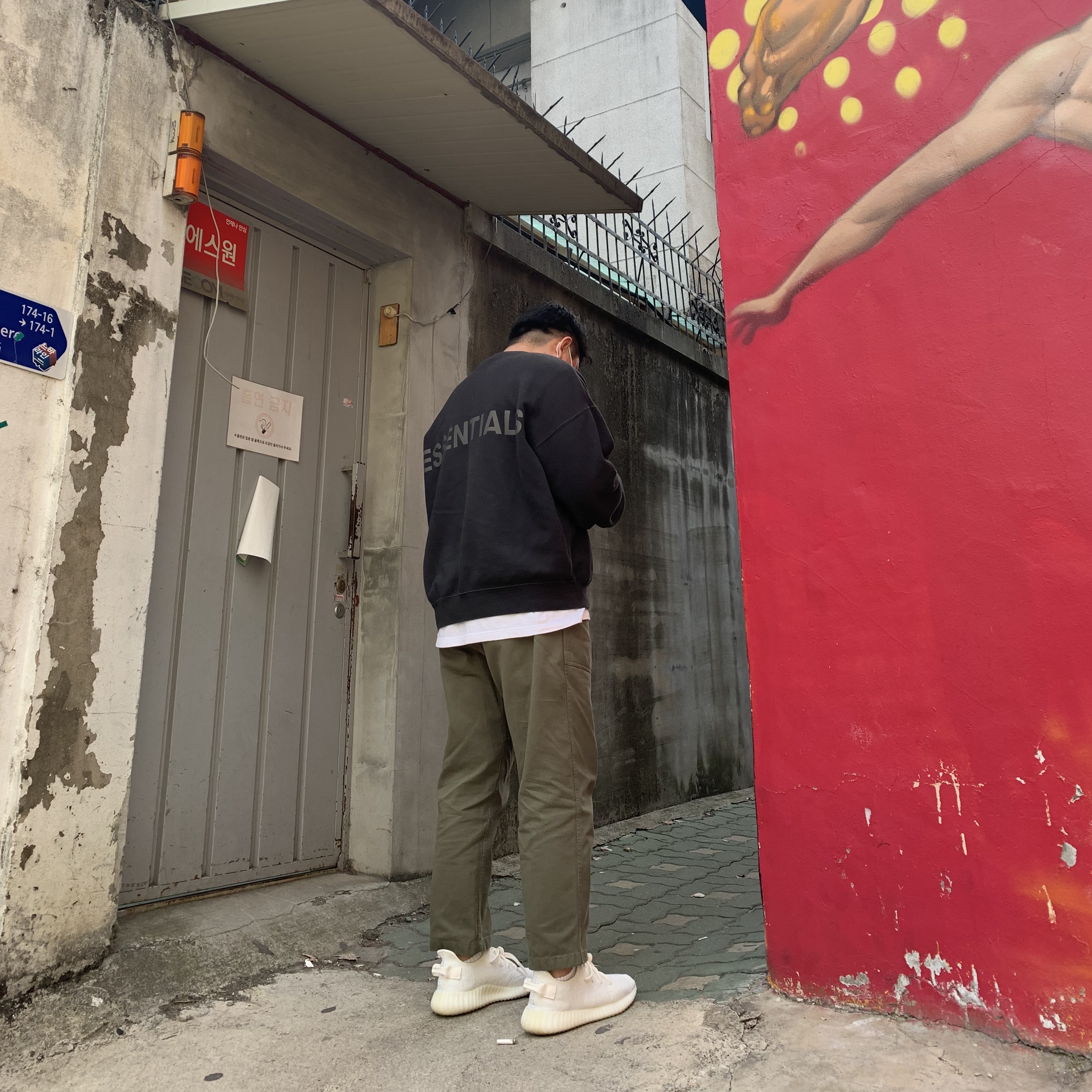 Adidas Yeezy Boost 350 V2 Cream/Triple White 착용 스타일