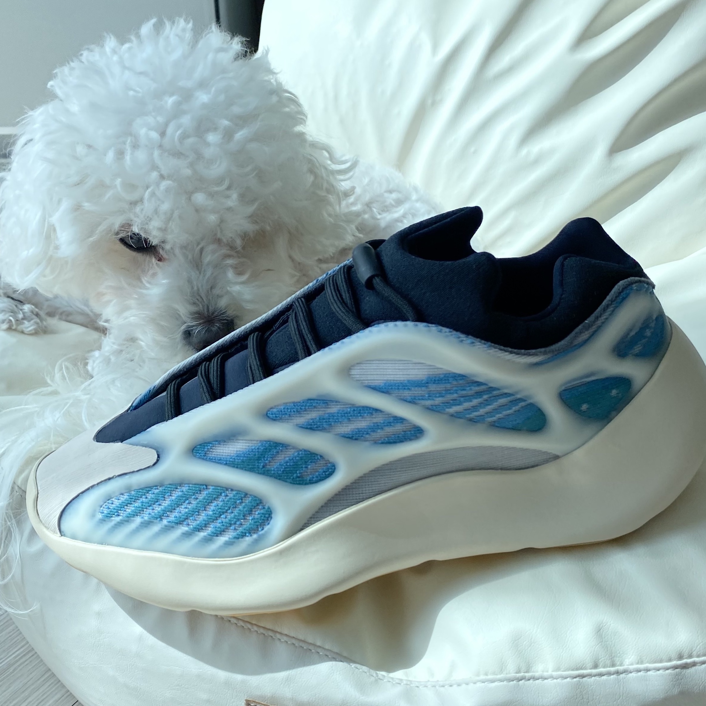 Adidas Yeezy 700 V3 Kyanite 착용 스타일 - 1