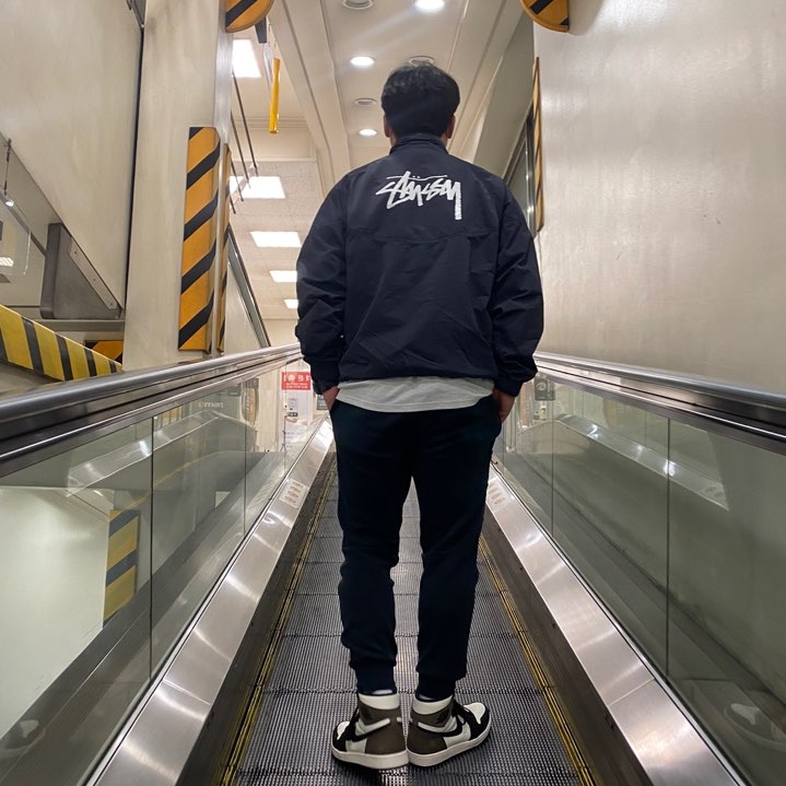 Jordan 1 Retro High OG Black Mocha, Nike x Stussy Windrunner Jacket Off Noir 착용 스타일 - 2