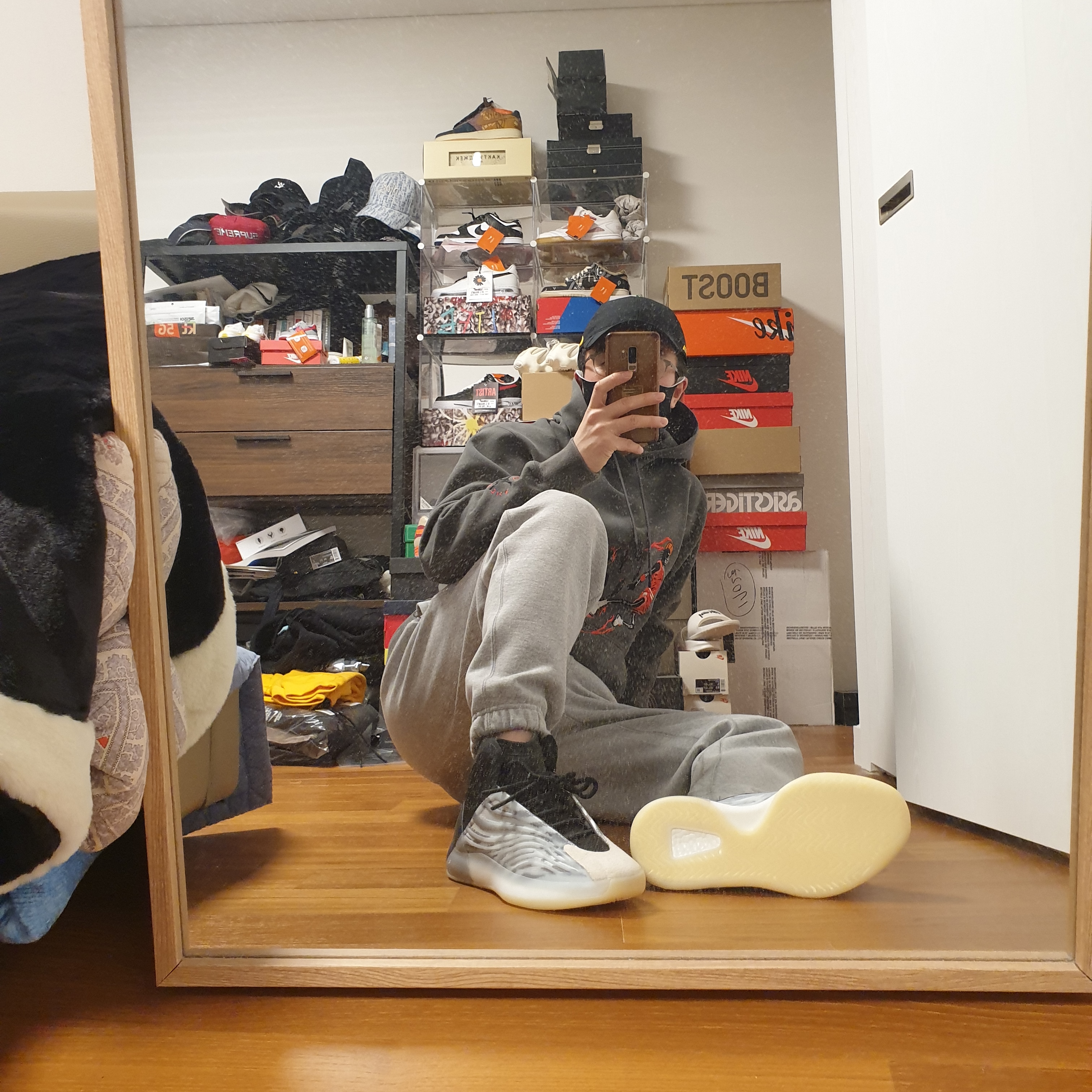 Adidas Yeezy QNTM BSKTBL, Jordan x Travis Scott Washed Suede Hoodie Grey 착용 스타일 - 3