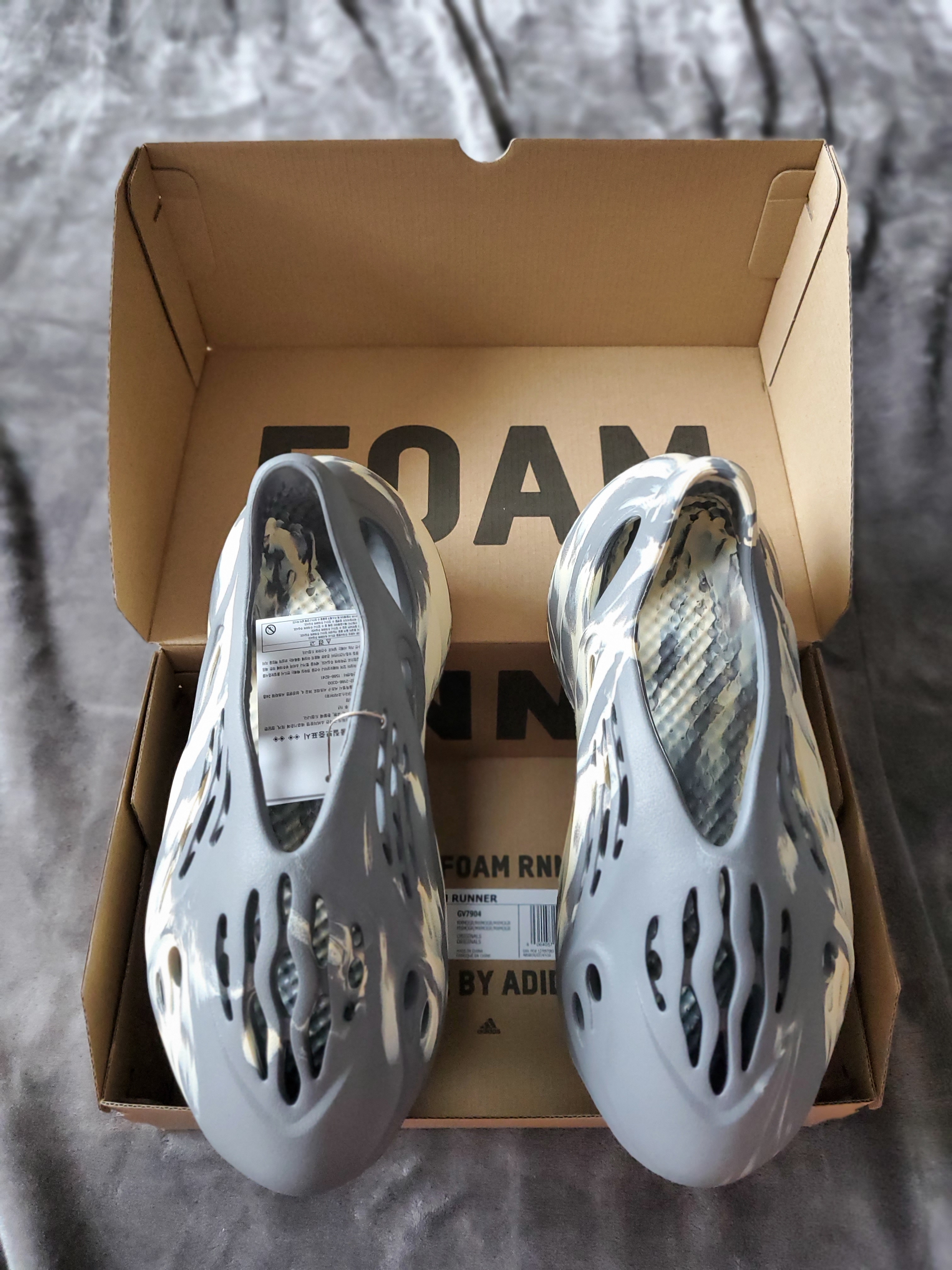 Adidas Yeezy Foam RNNR MXT Moon Gray 착용 스타일 - 2