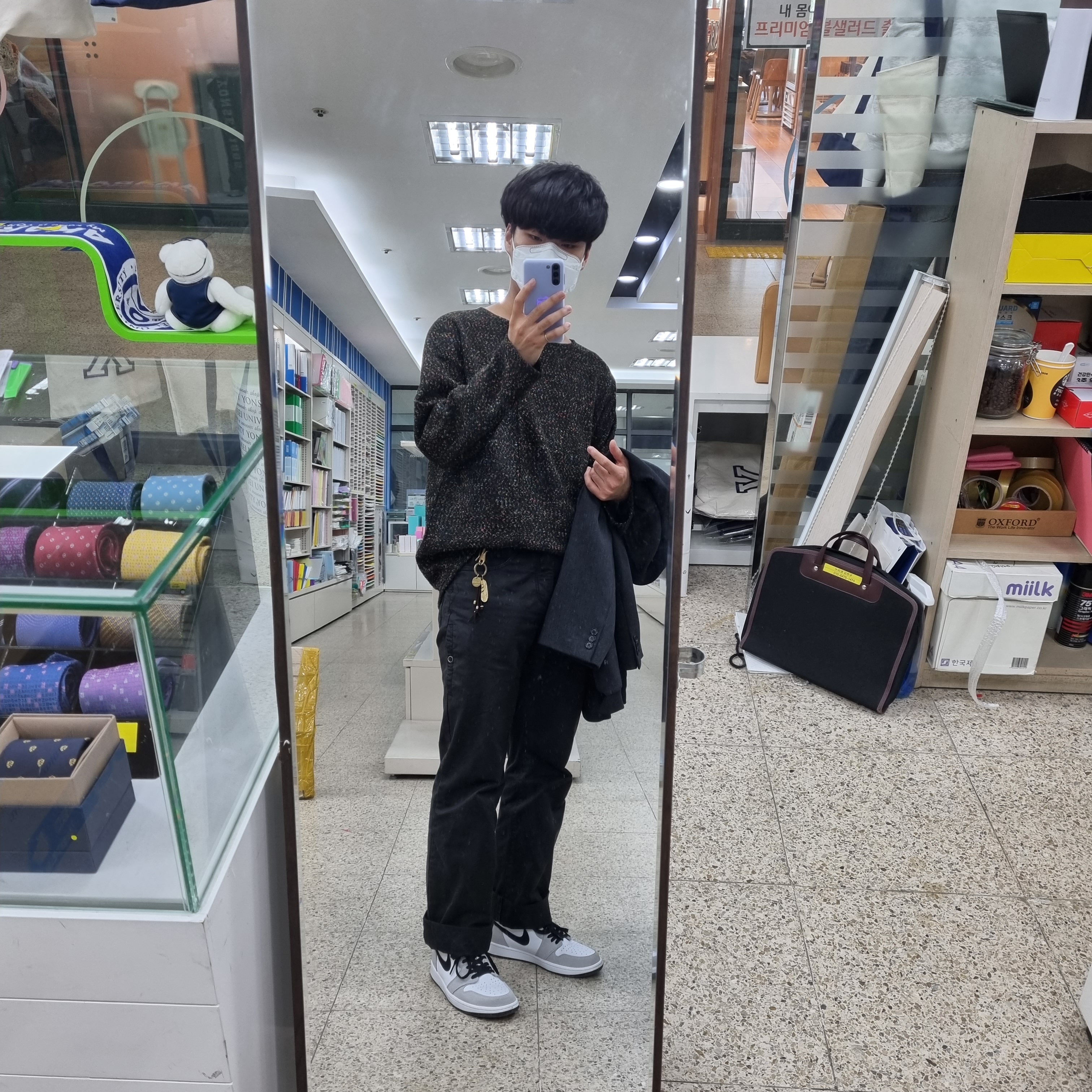 Jordan 1 Retro High OG Light Smoke Grey 착용 스타일 - 3