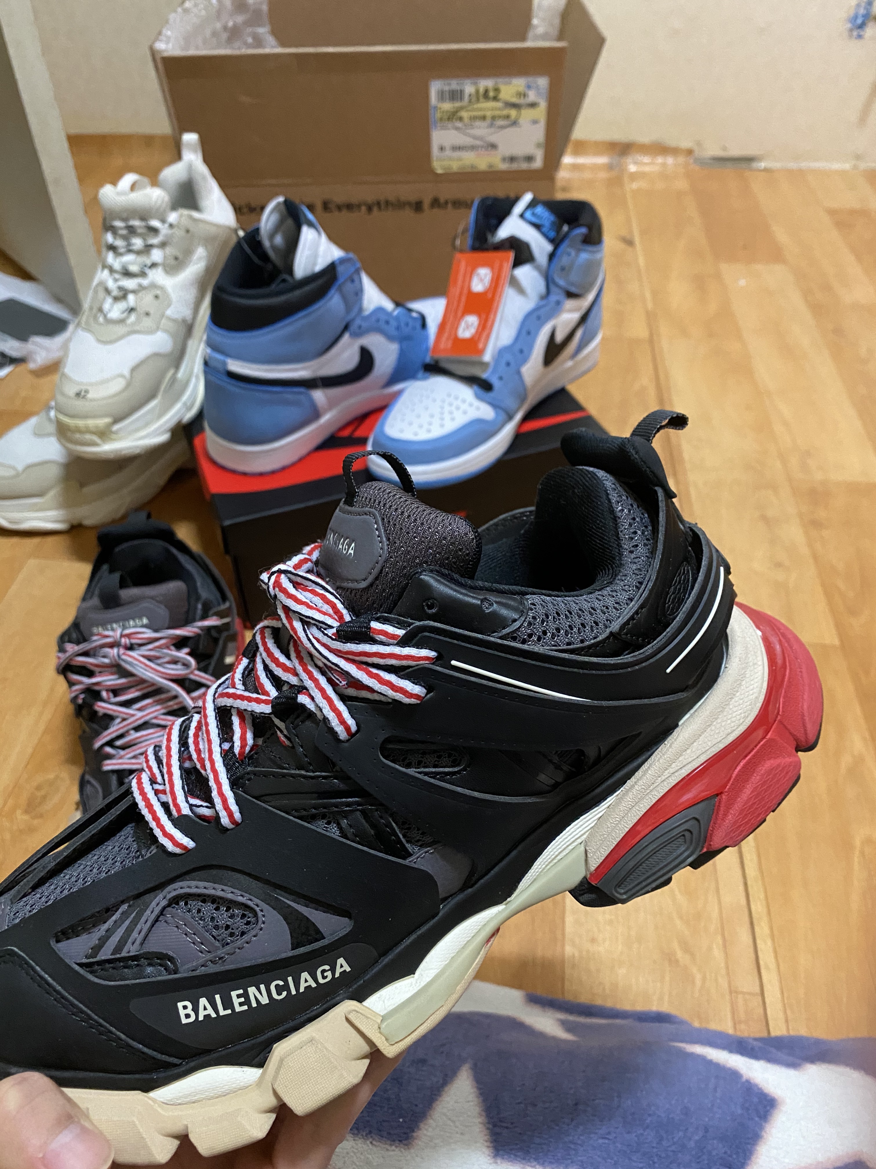 Balenciaga Track Sneakers Black Red 2019, Jordan 1 Retro High OG University Blue 착용 스타일