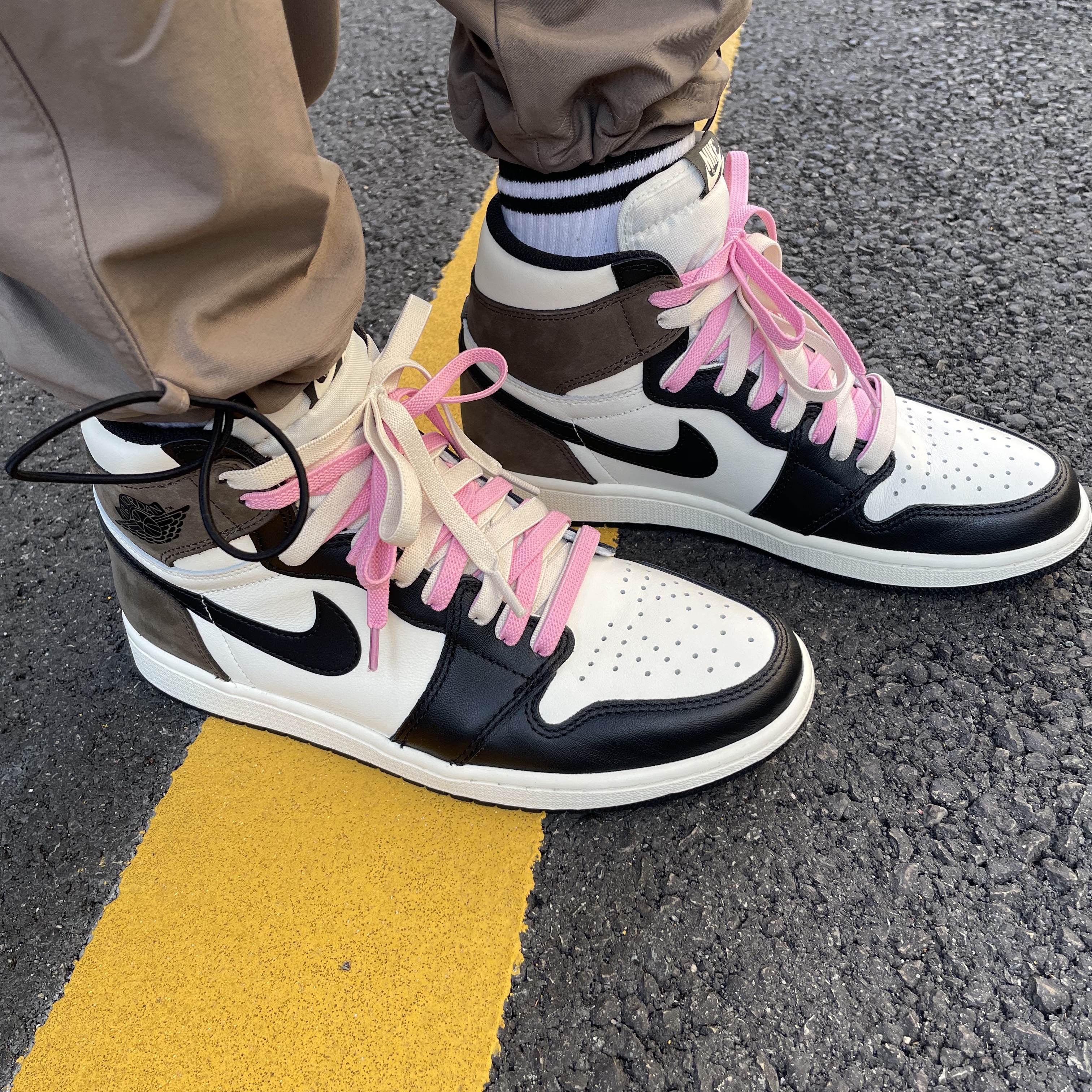 Jordan 1 Retro High OG Black Mocha 착용 스타일 - 5