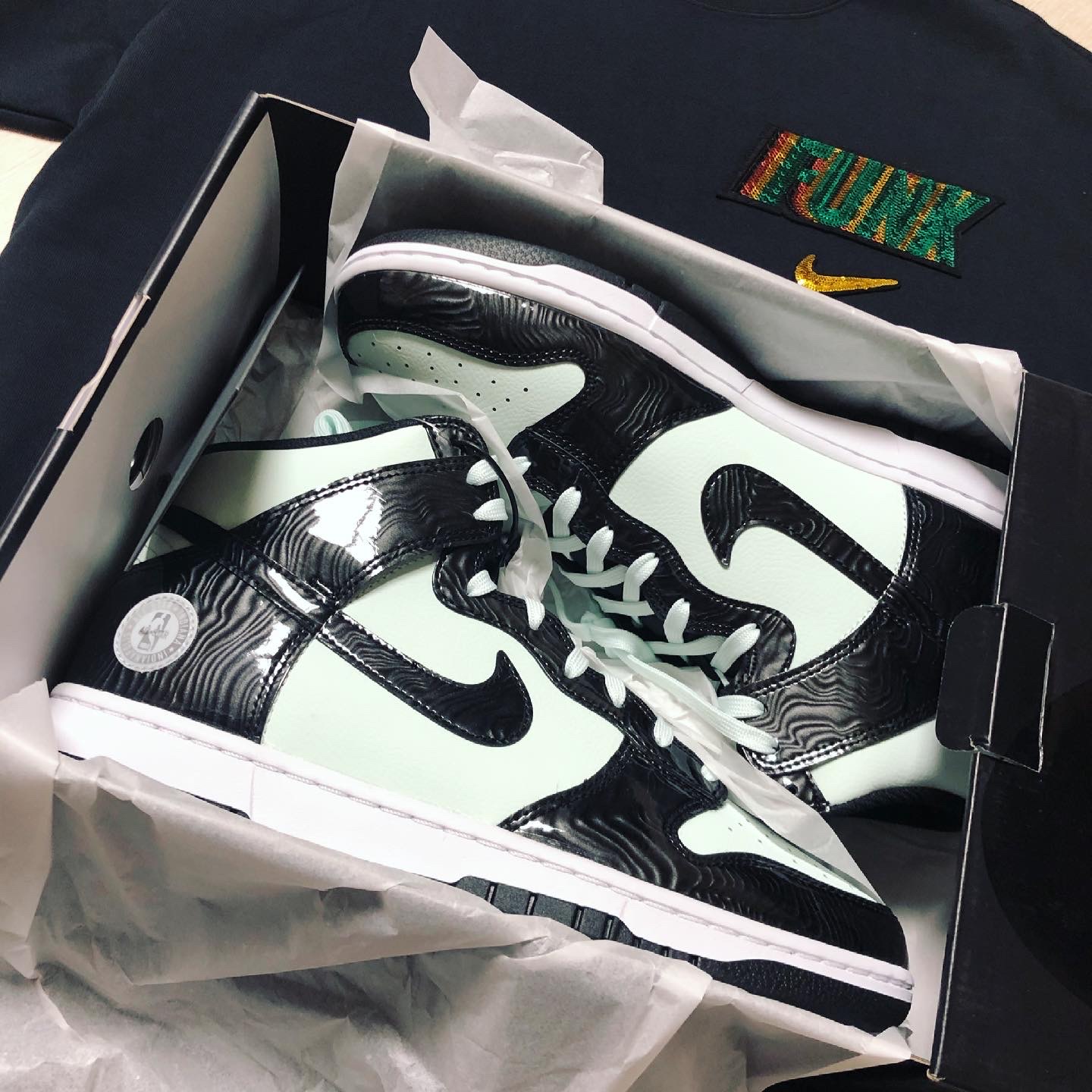 Nike Dunk High Barely Green 착용 스타일 - 1