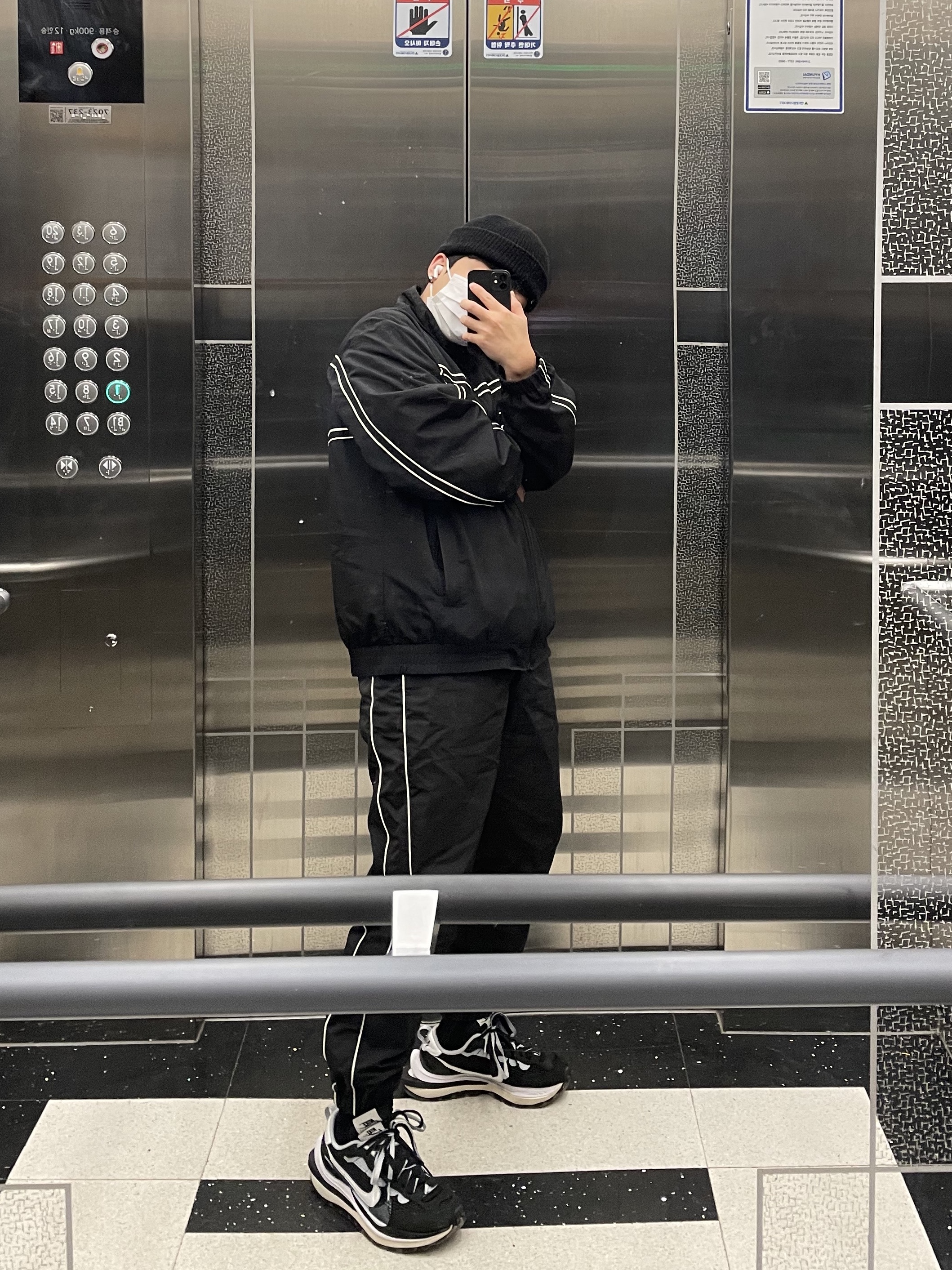 Nike x Sacai VaporWaffle Black White 착용 스타일