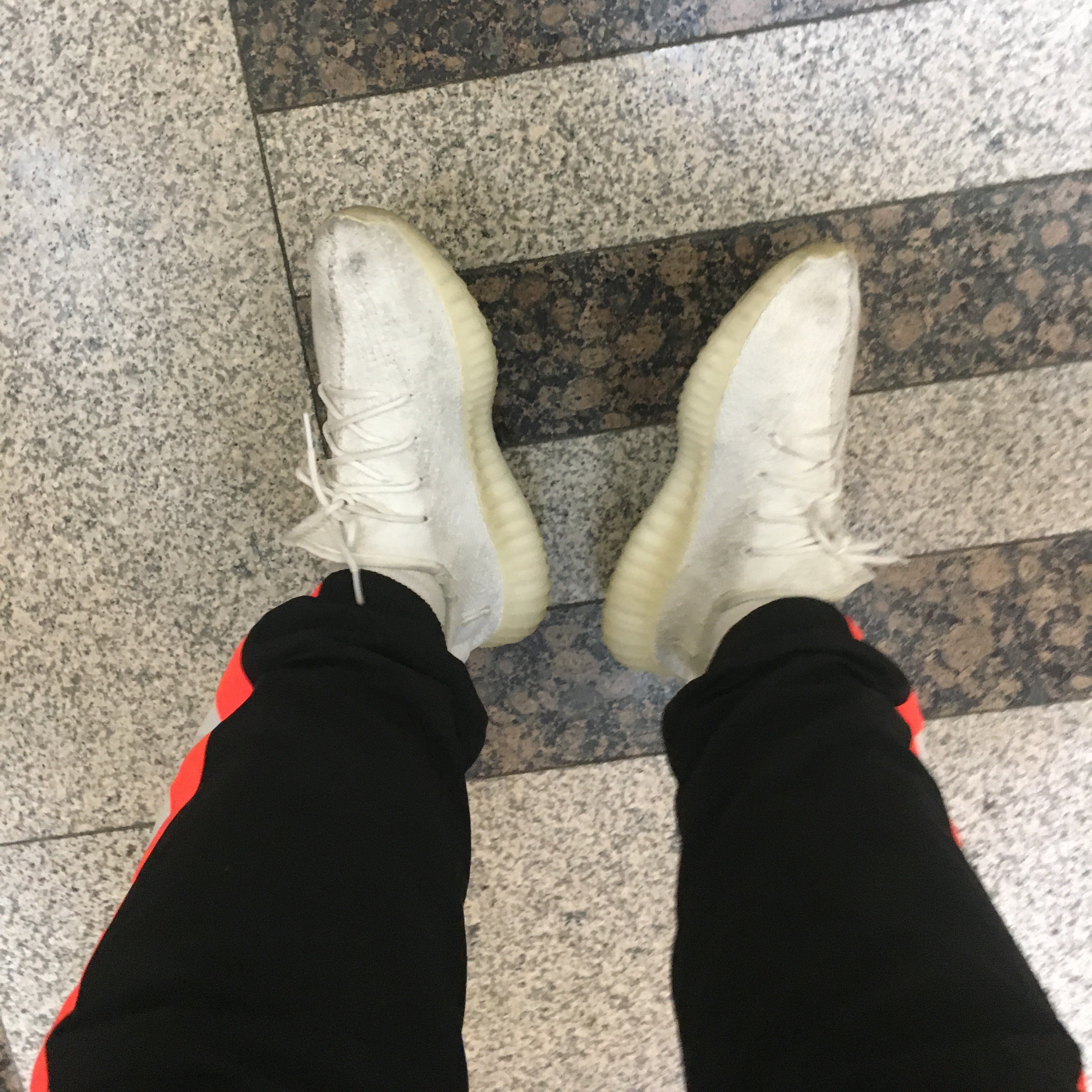 Adidas Yeezy Boost 350 V2 Cream/Triple White 착용 스타일 - 2