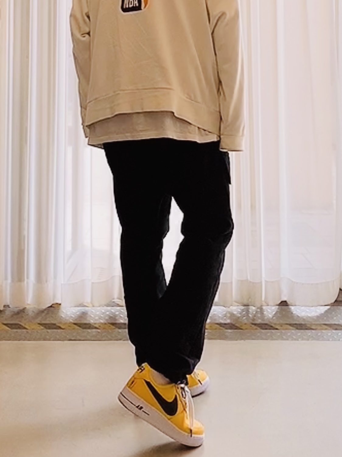Nike Air Force 1 Low NBA Amarillo 착용 스타일 - 2