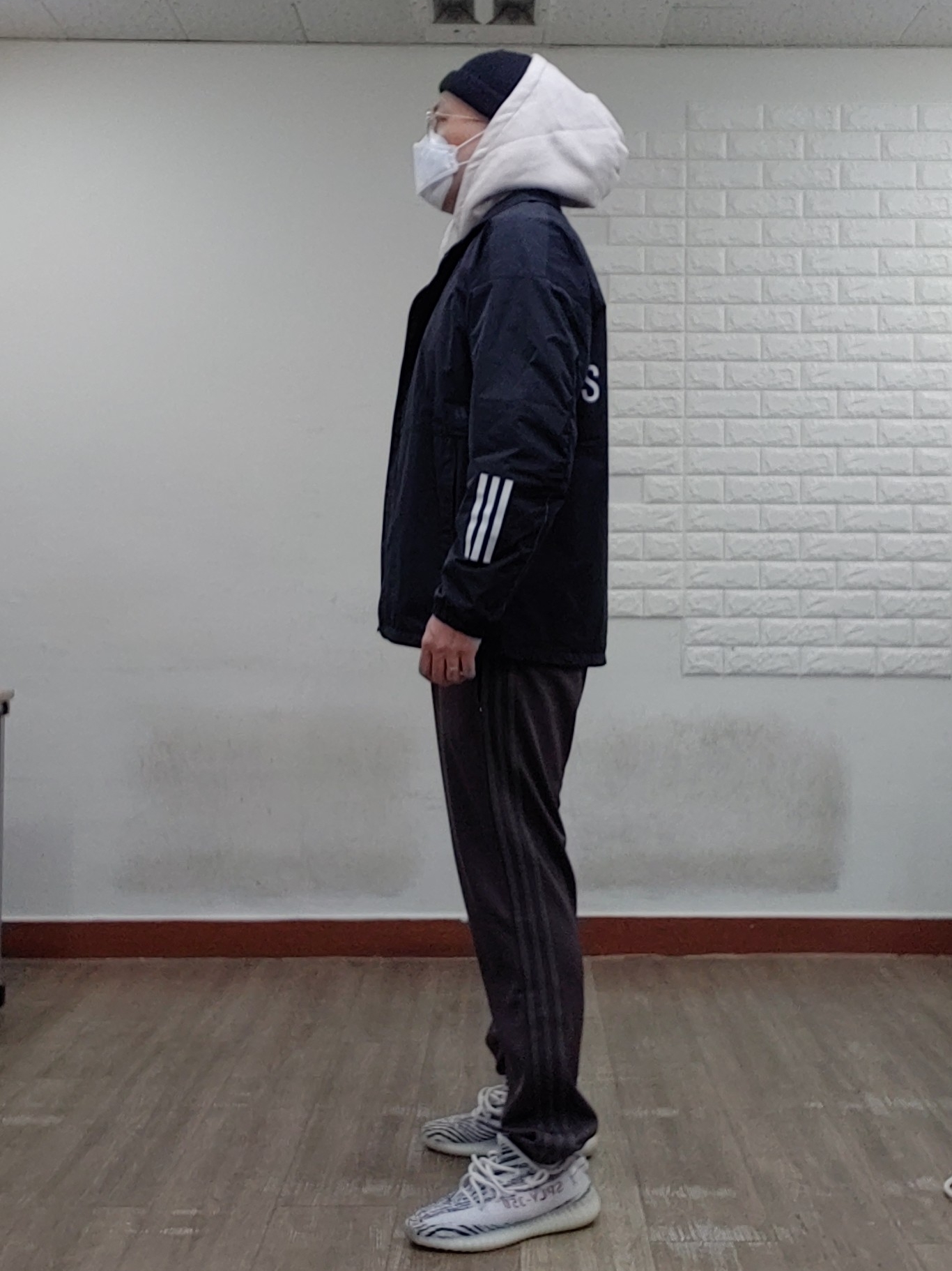 Adidas Yeezy Boost 350 V2 Zebra 2017/2019/2020, Adidas Yeezy Calabasas Track Pants Umber Core 착용 스타일 - 1