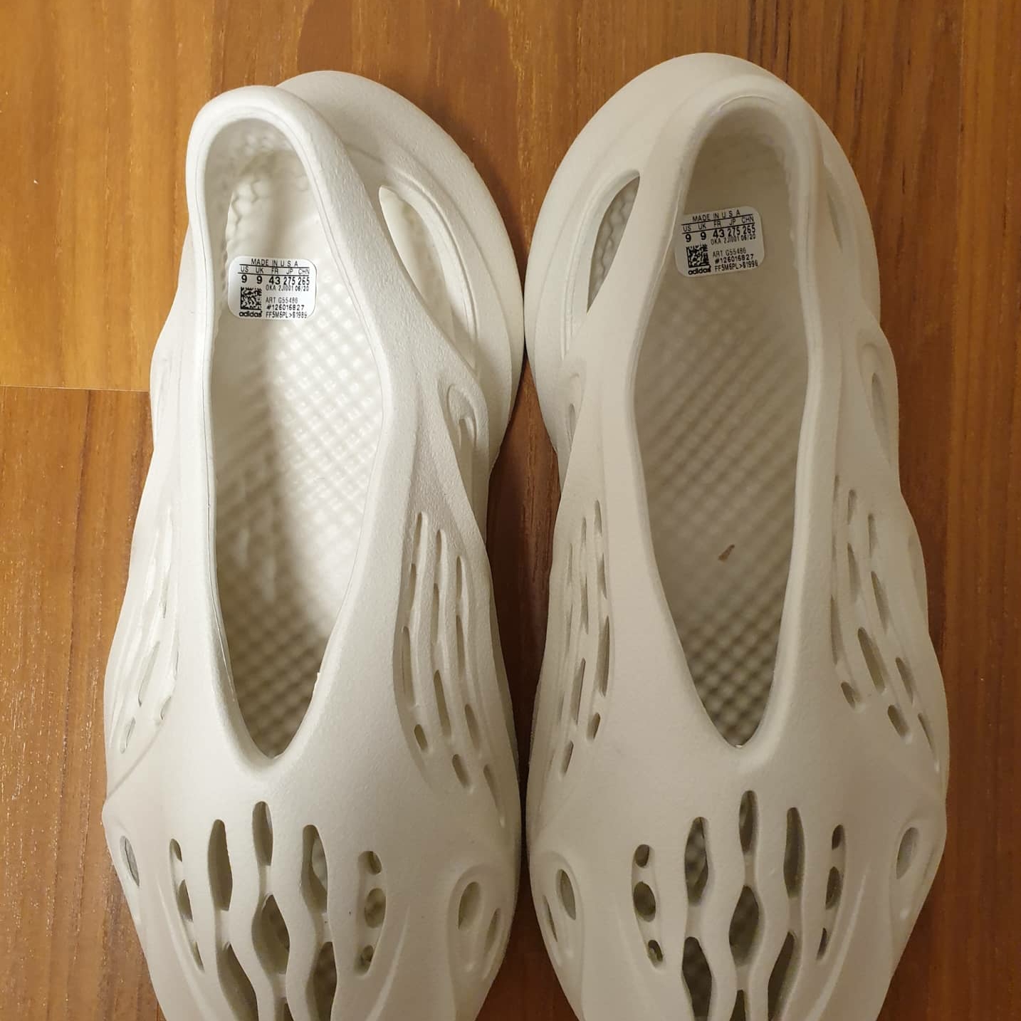 Adidas Yeezy Foam RNNR Ararat 착용 스타일 - 2