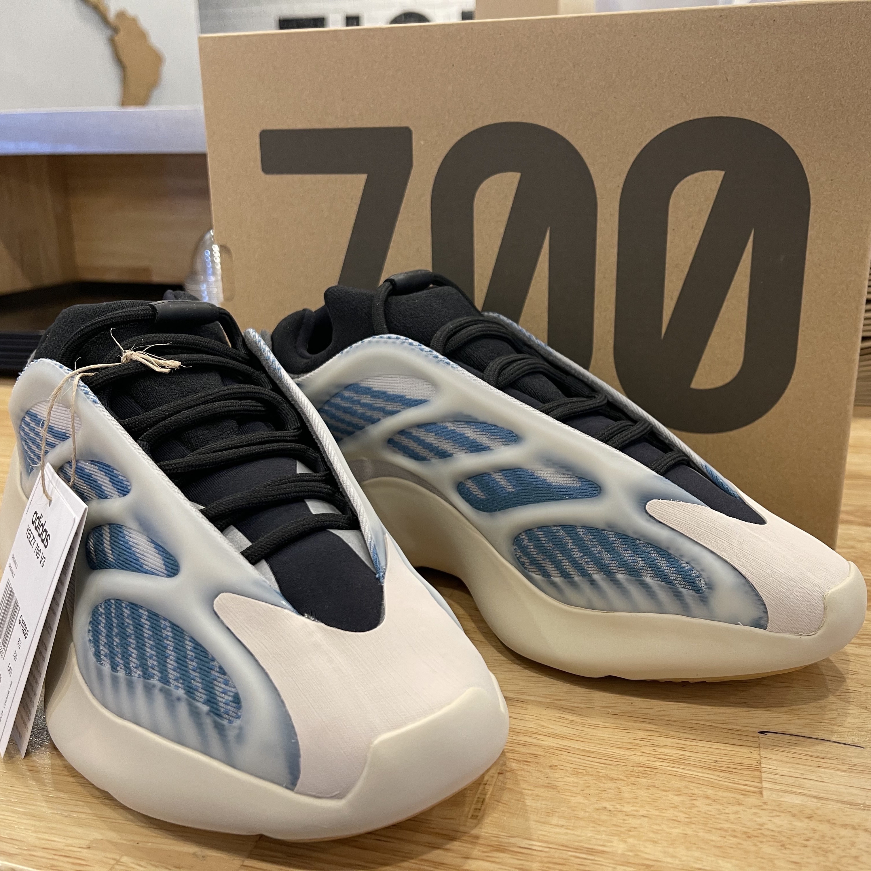 Adidas Yeezy 700 V3 Kyanite 착용 스타일